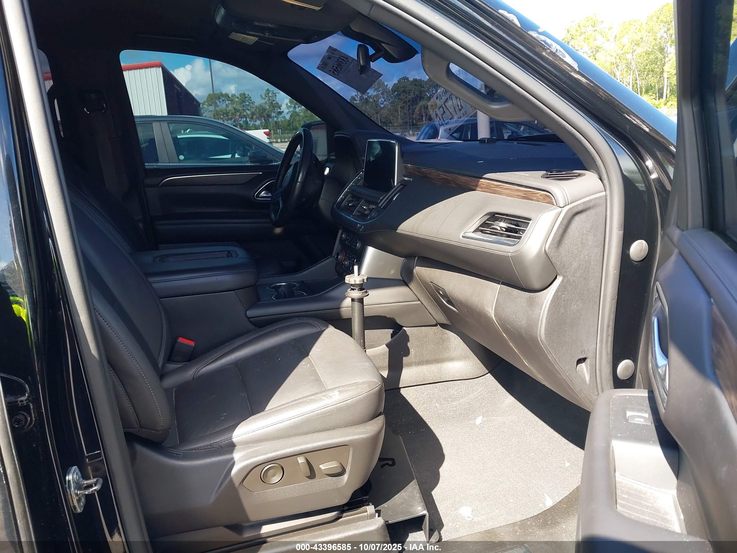 CHEVROLET SUBURBAN image 5
