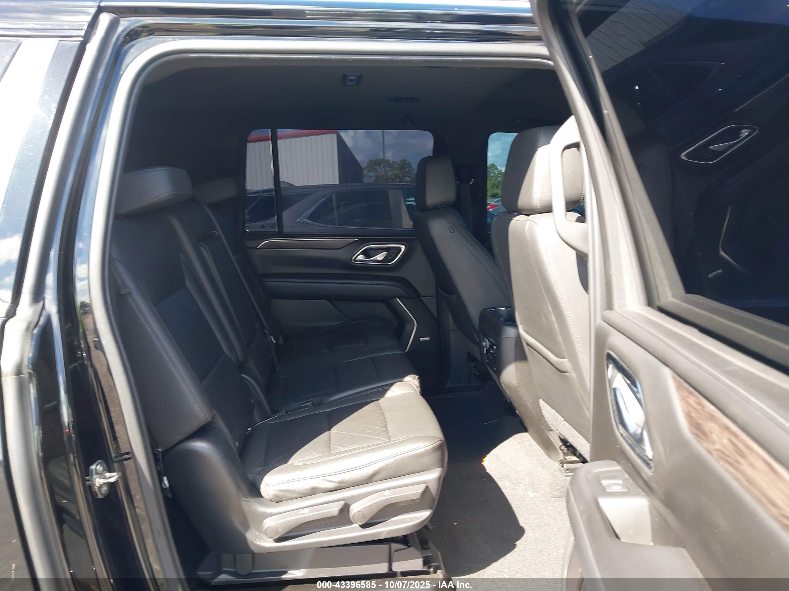 CHEVROLET SUBURBAN image 8