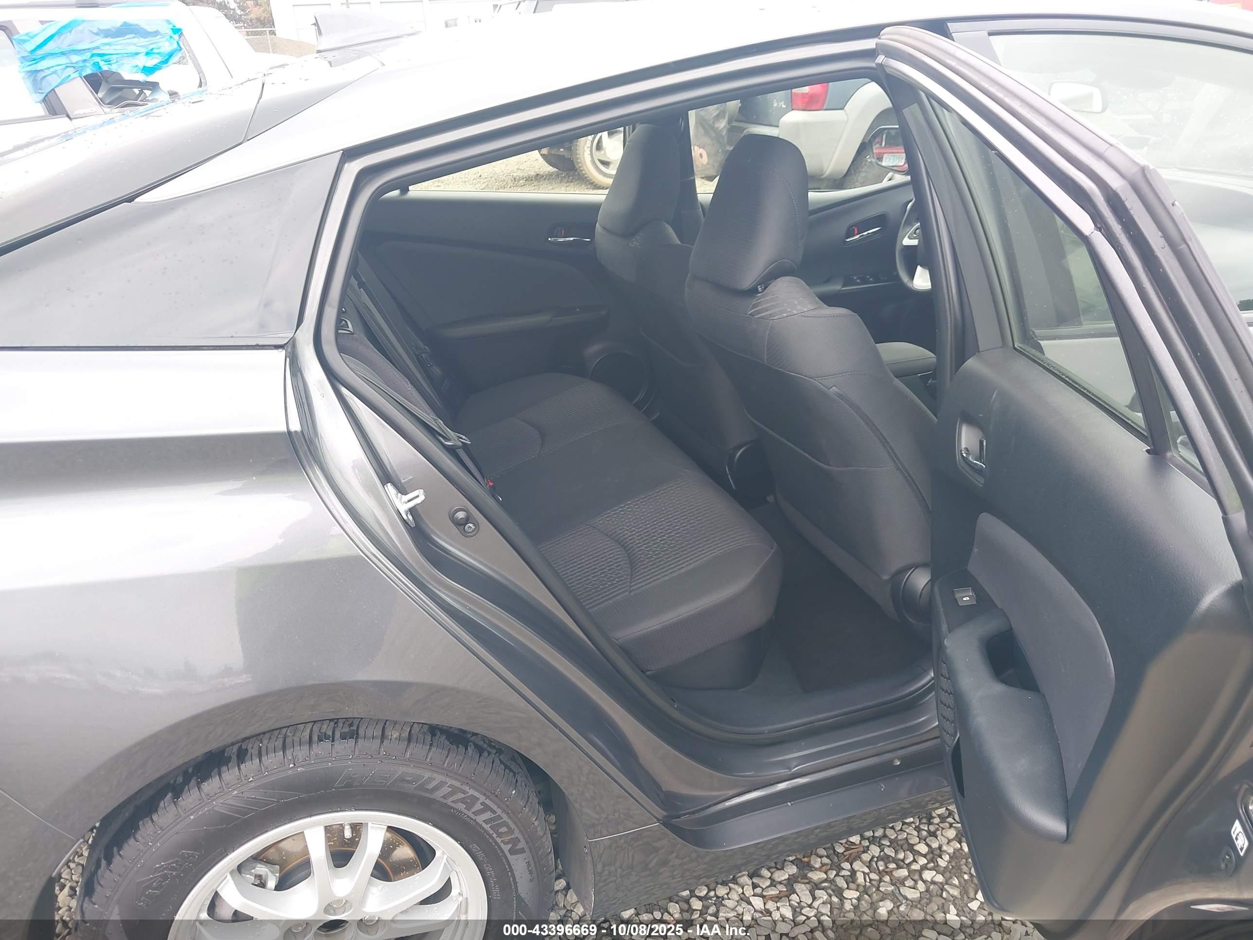 TOYOTA PRIUS image 8