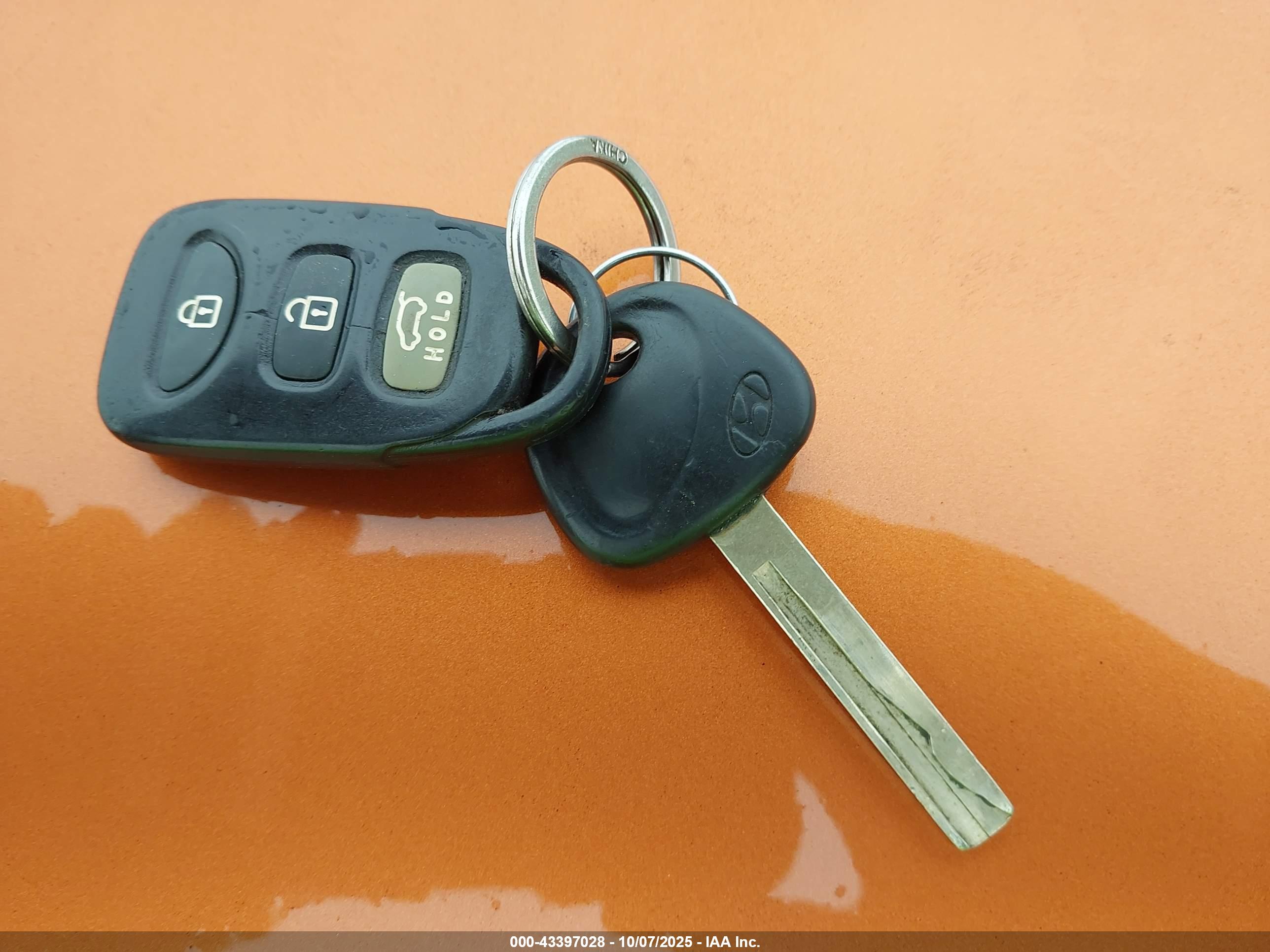 HYUNDAI VELOSTER image 11