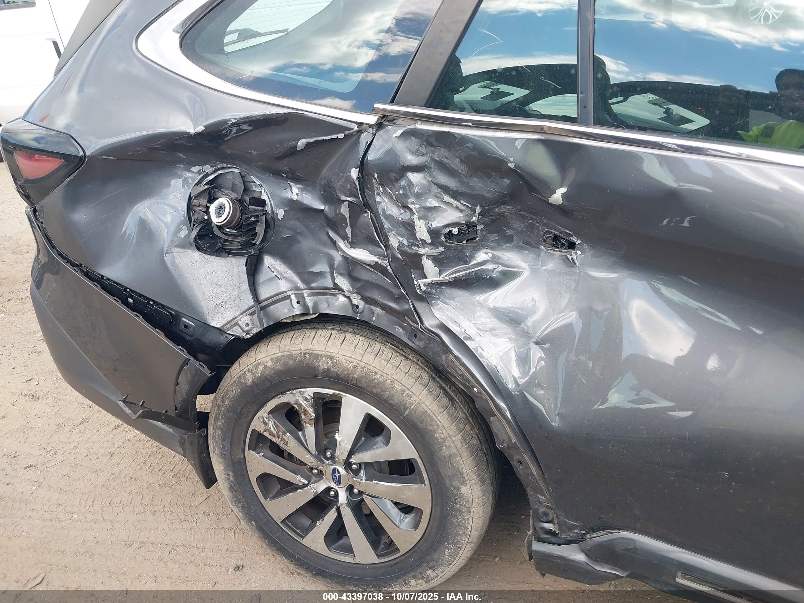 SUBARU OUTBACK image 6