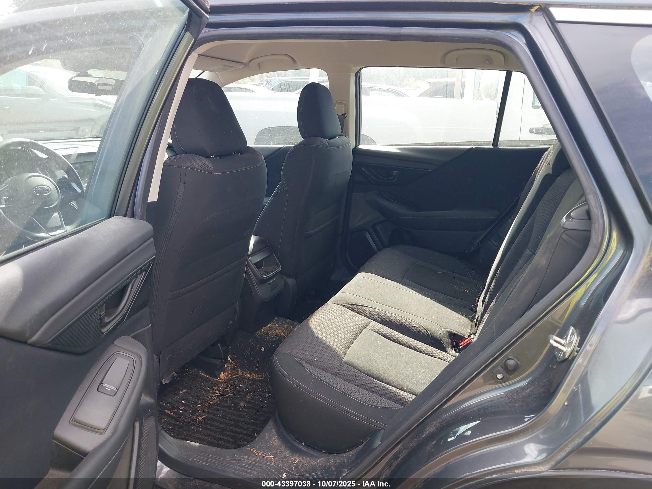 SUBARU OUTBACK image 8