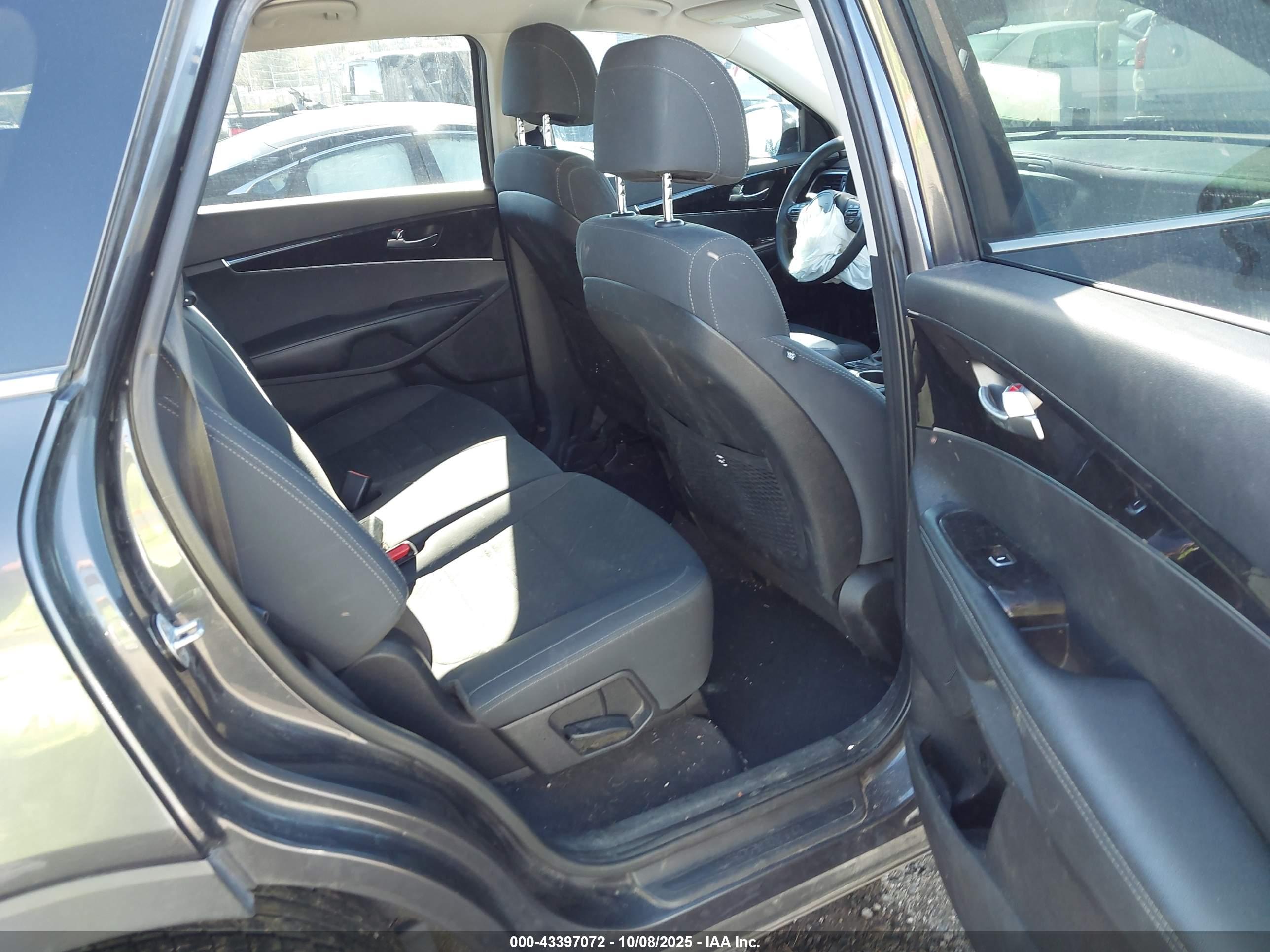 KIA SORENTO image 8