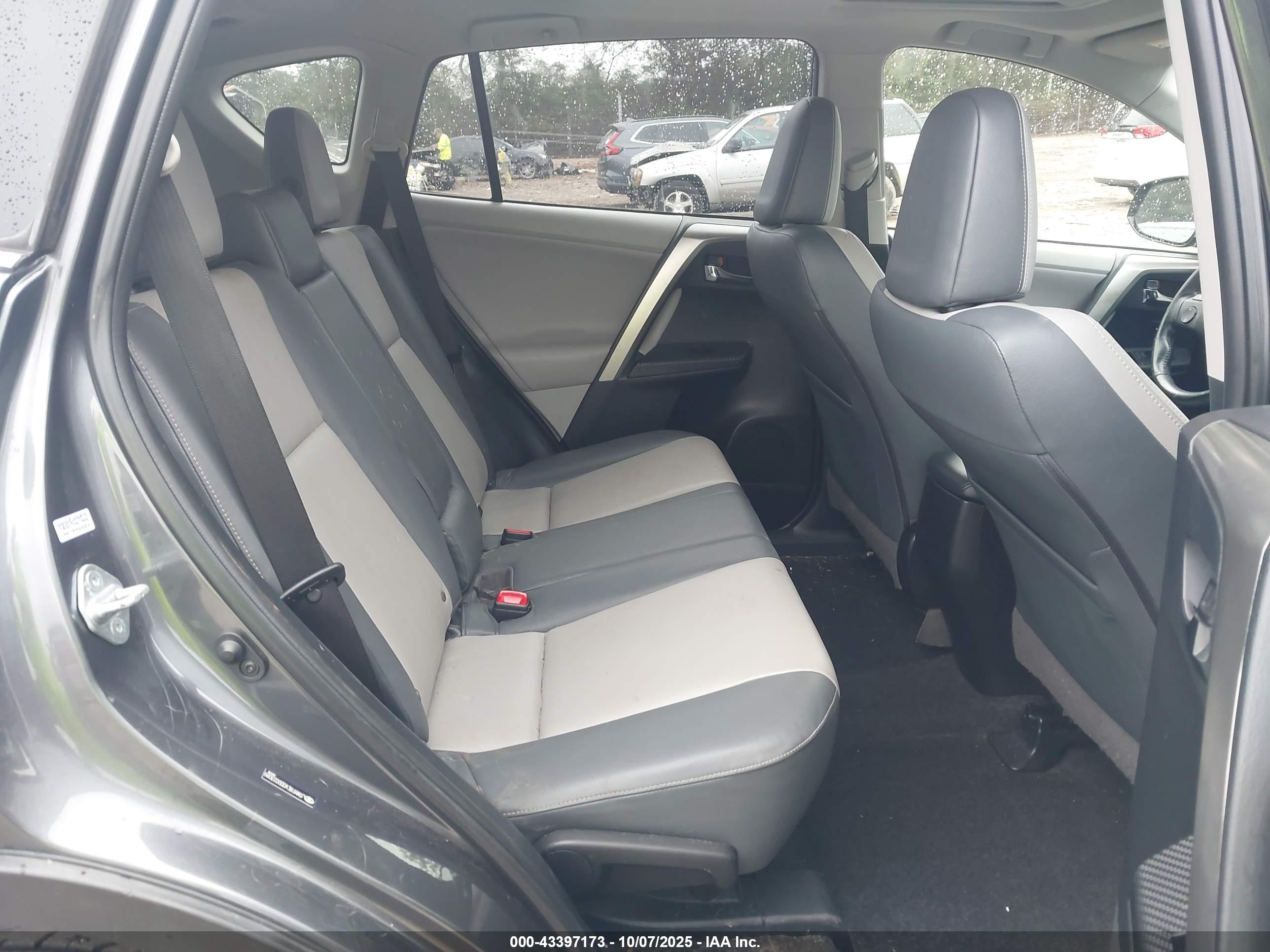 TOYOTA RAV4 image 8