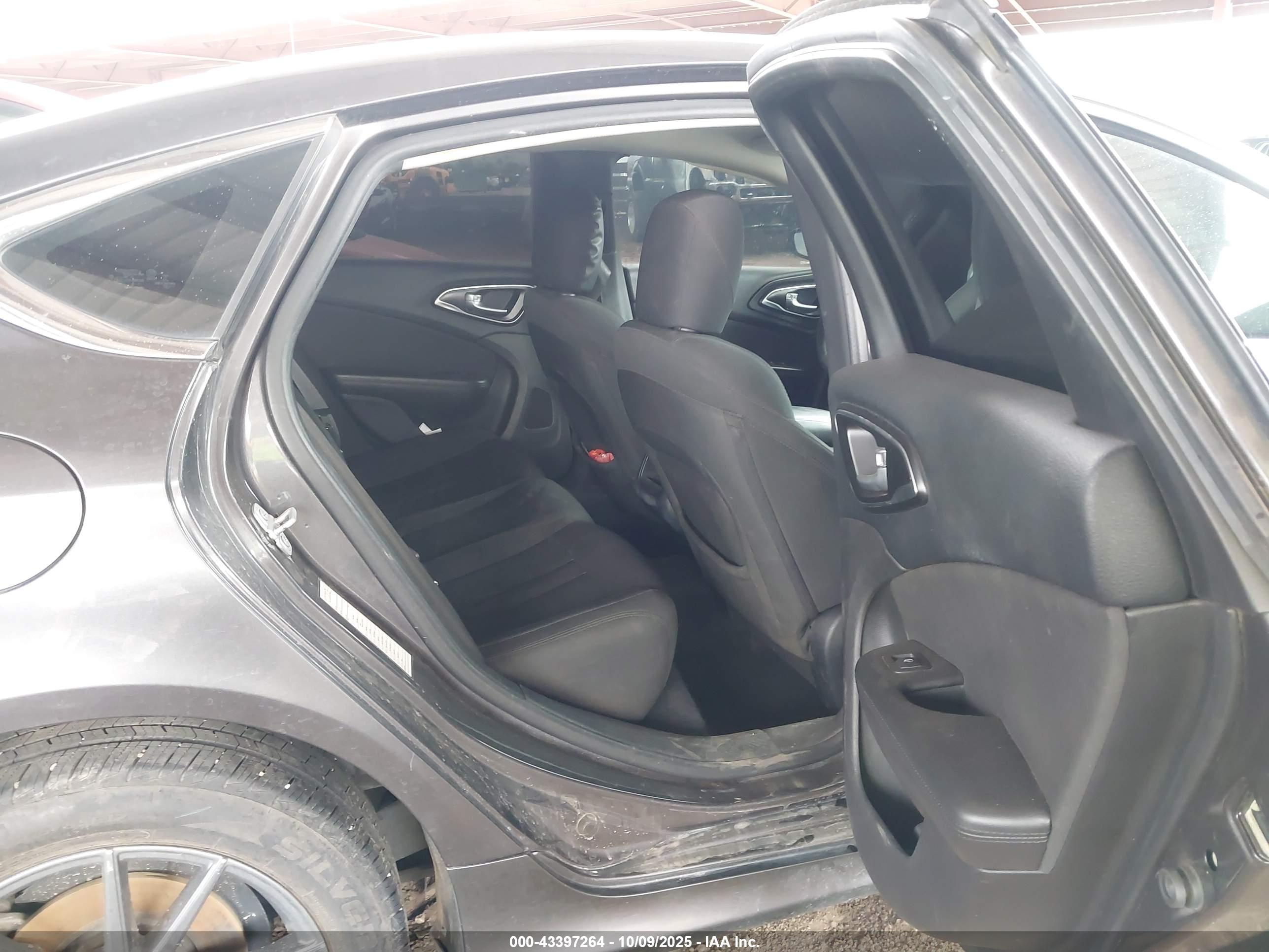 CHRYSLER 200 image 8