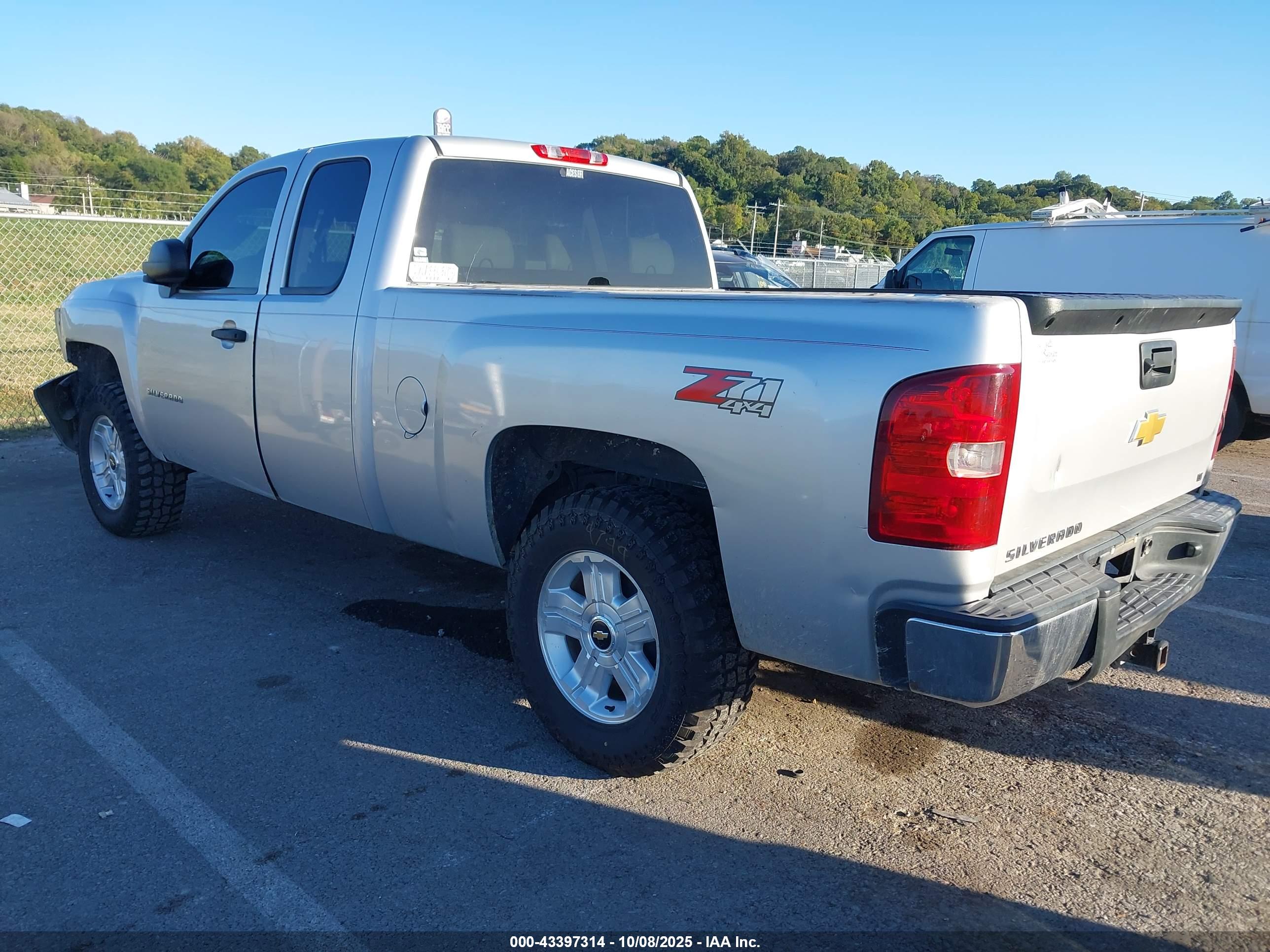 CHEVROLET SILVERADO image 3