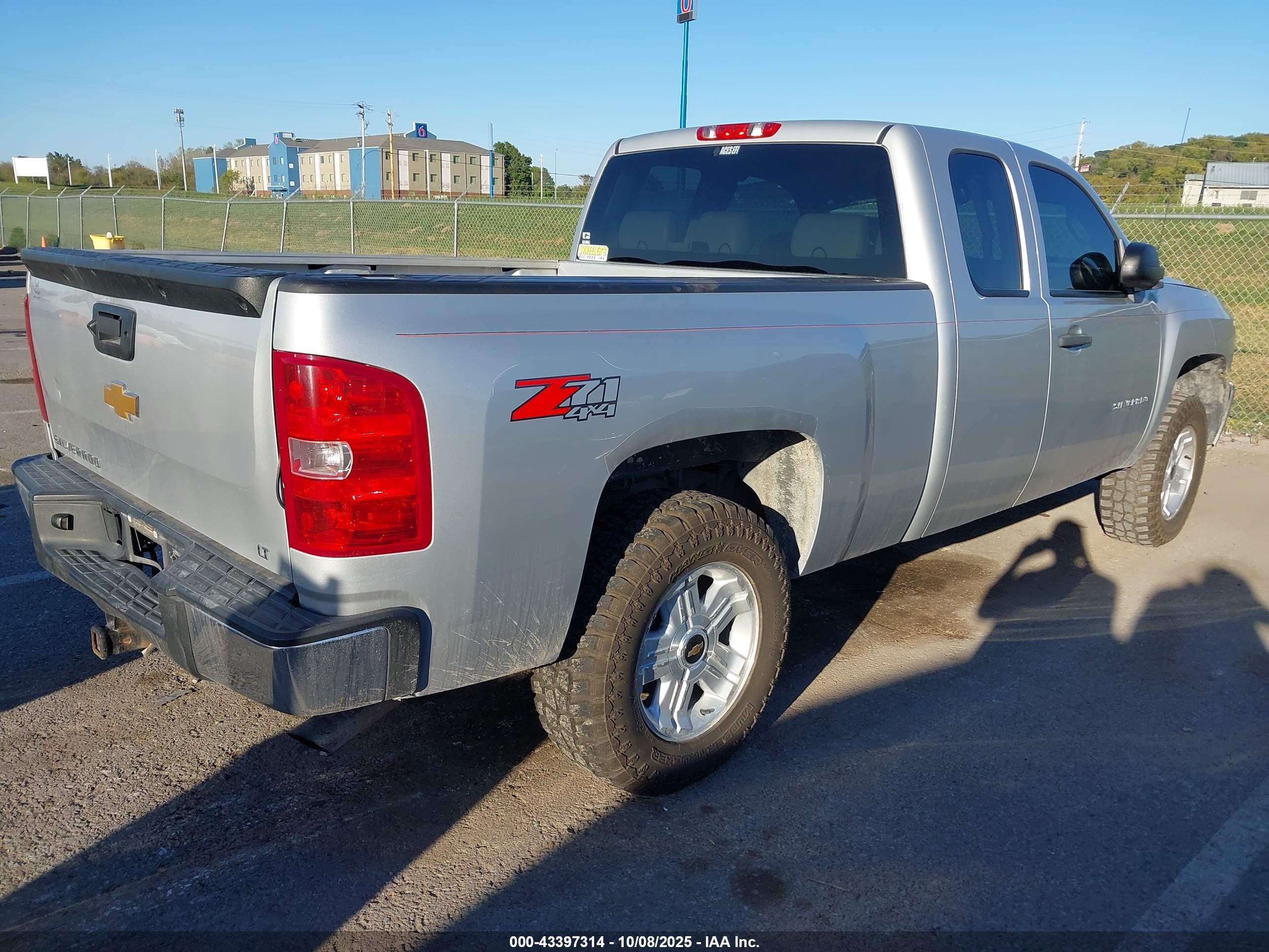 CHEVROLET SILVERADO image 4
