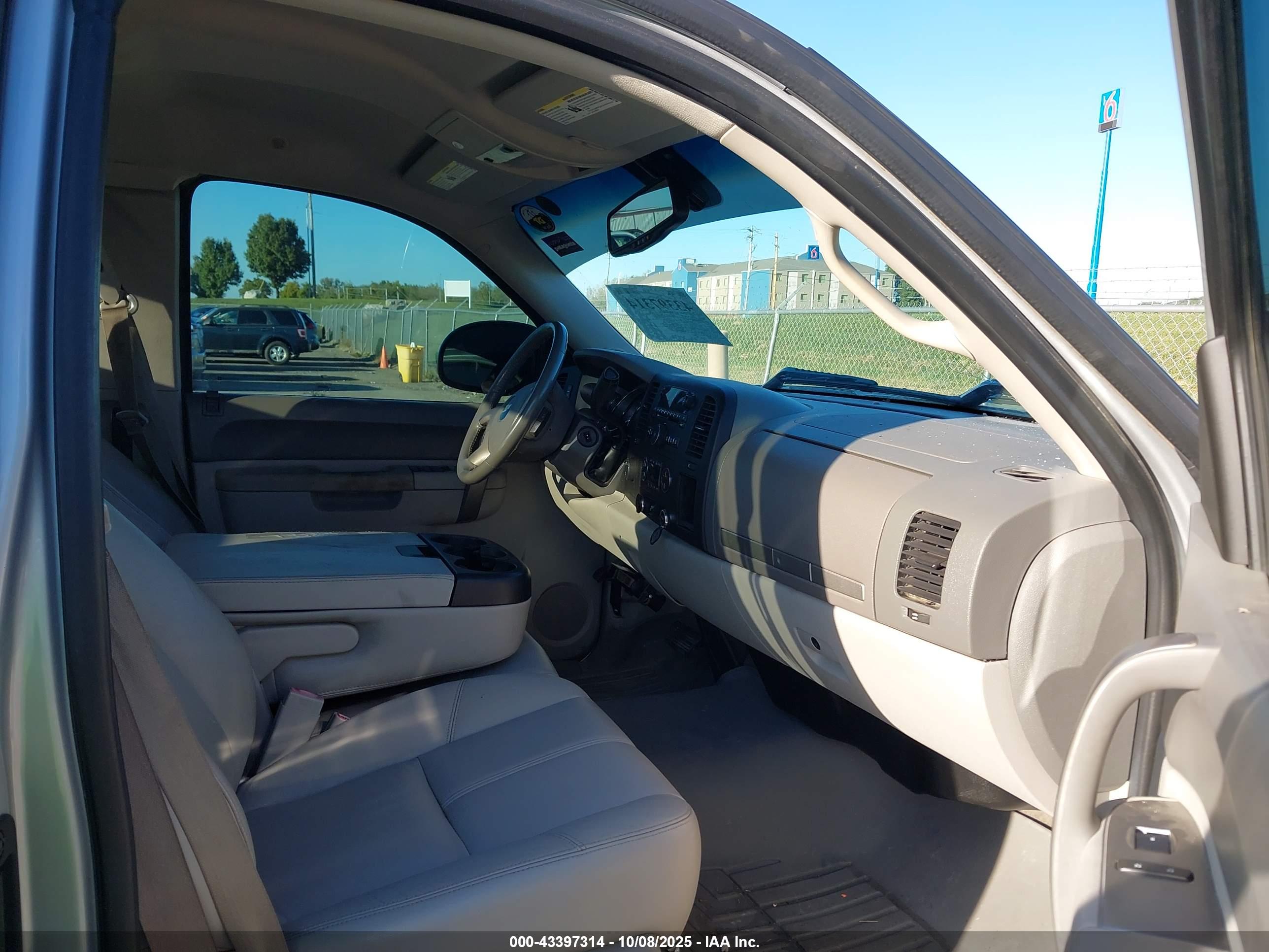 CHEVROLET SILVERADO image 5