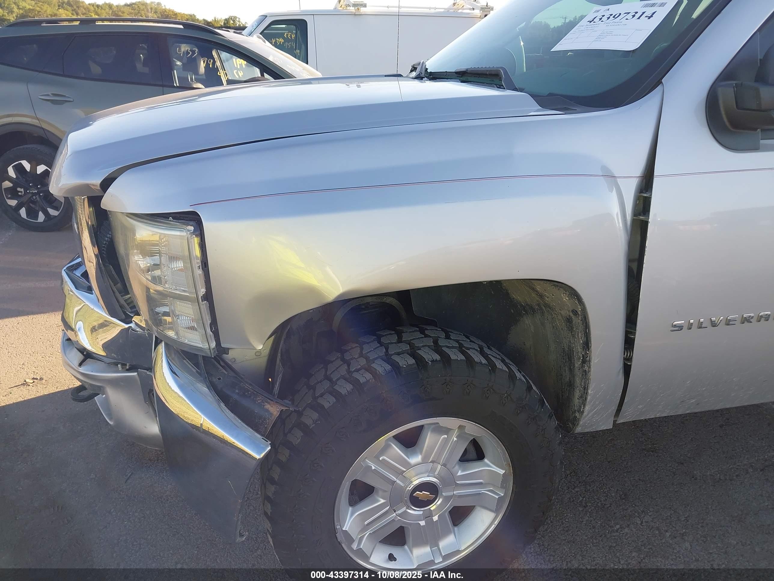 CHEVROLET SILVERADO image 6