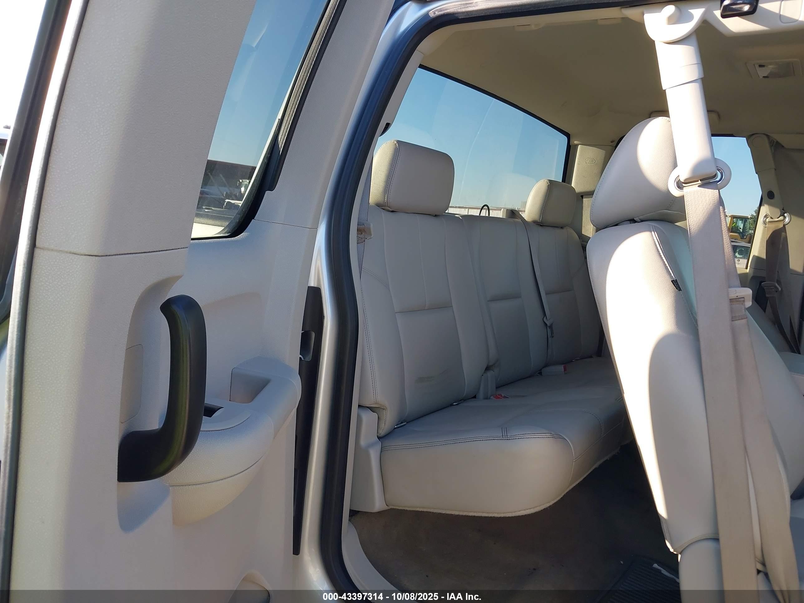 CHEVROLET SILVERADO image 8