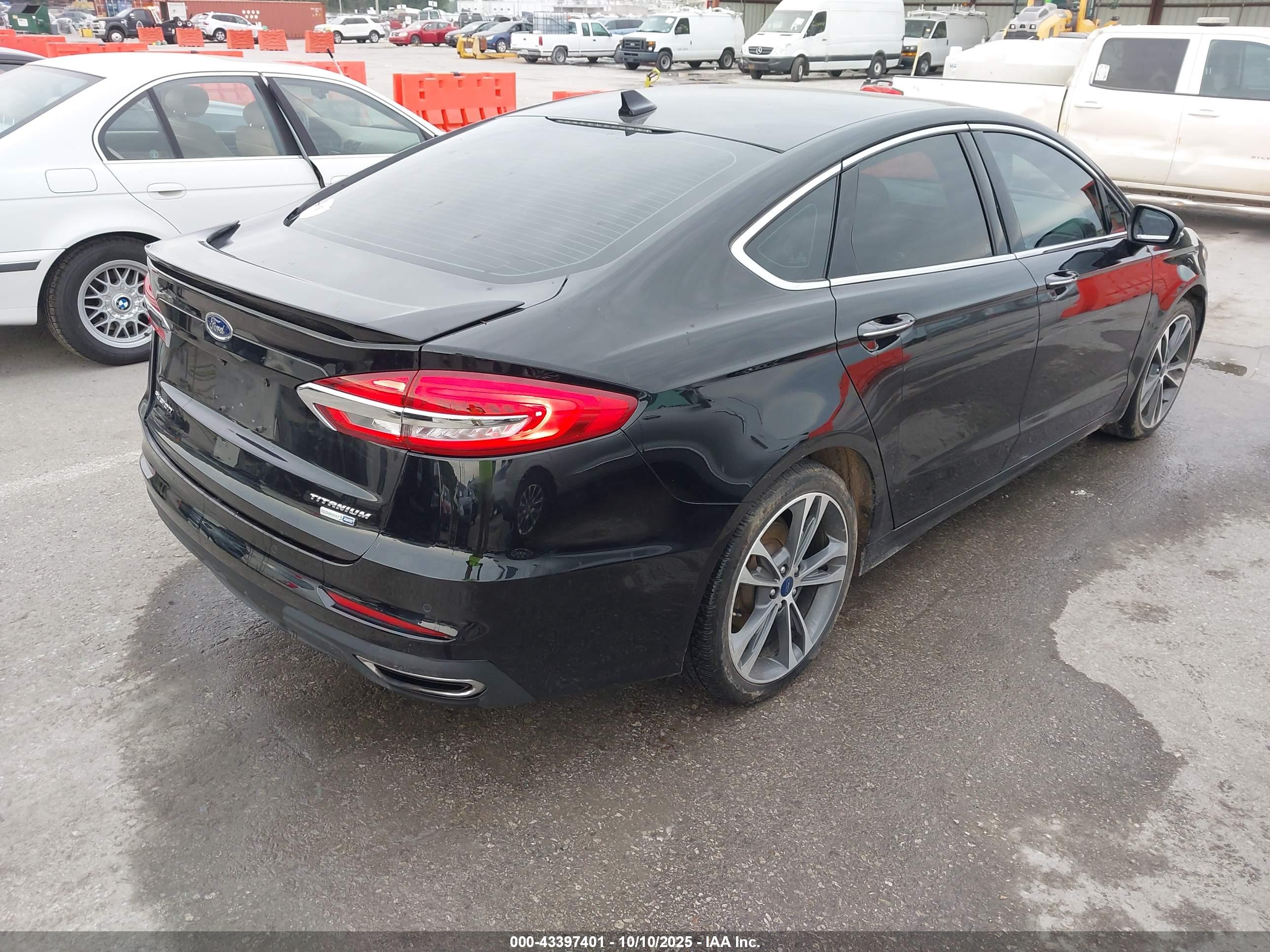 FORD FUSION image 4