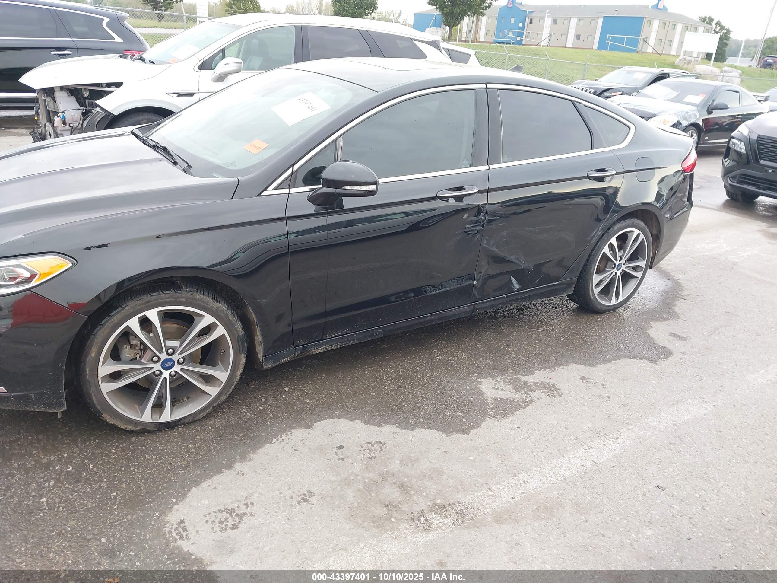 FORD FUSION image 6