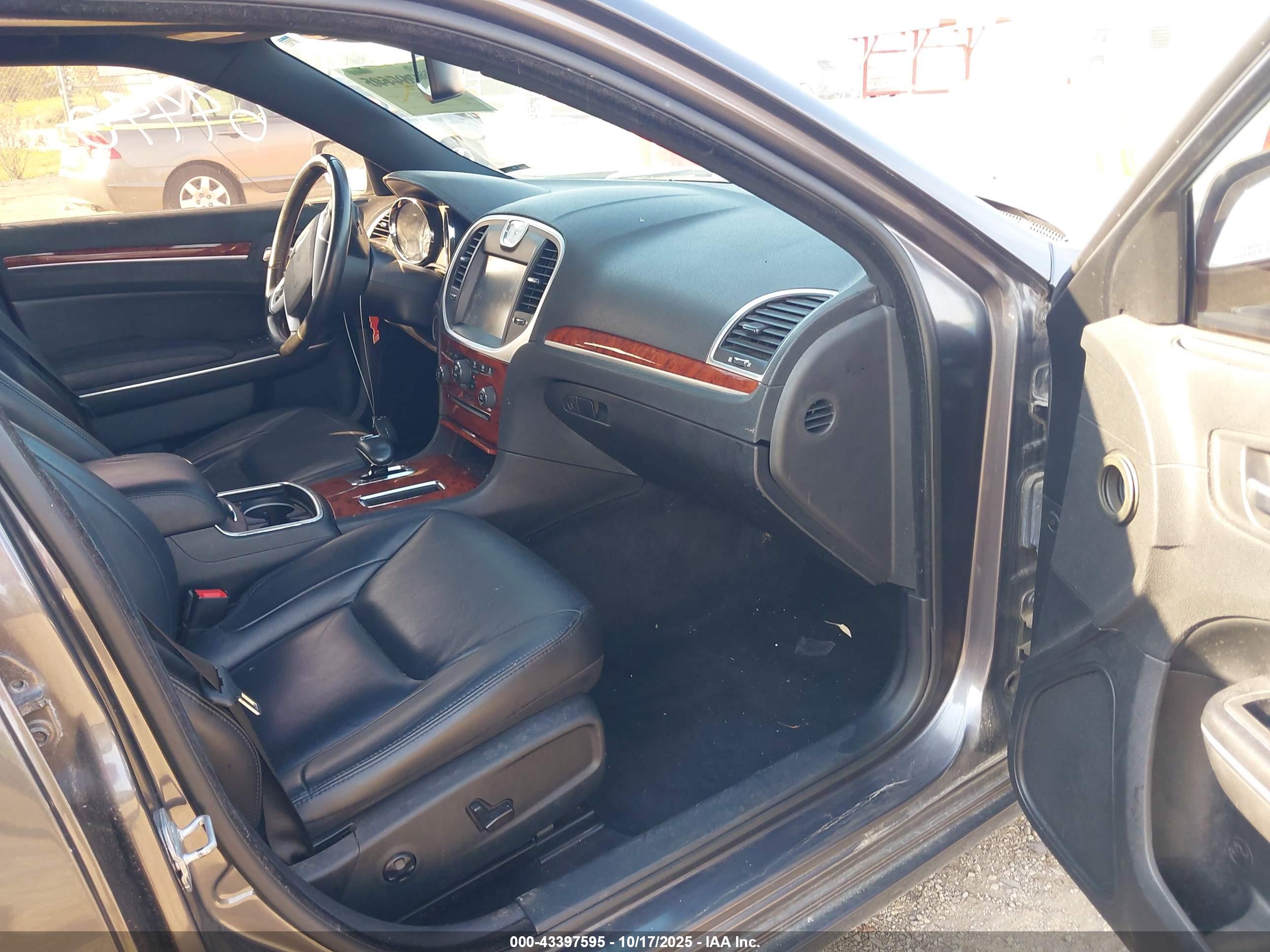 CHRYSLER 300 image 5