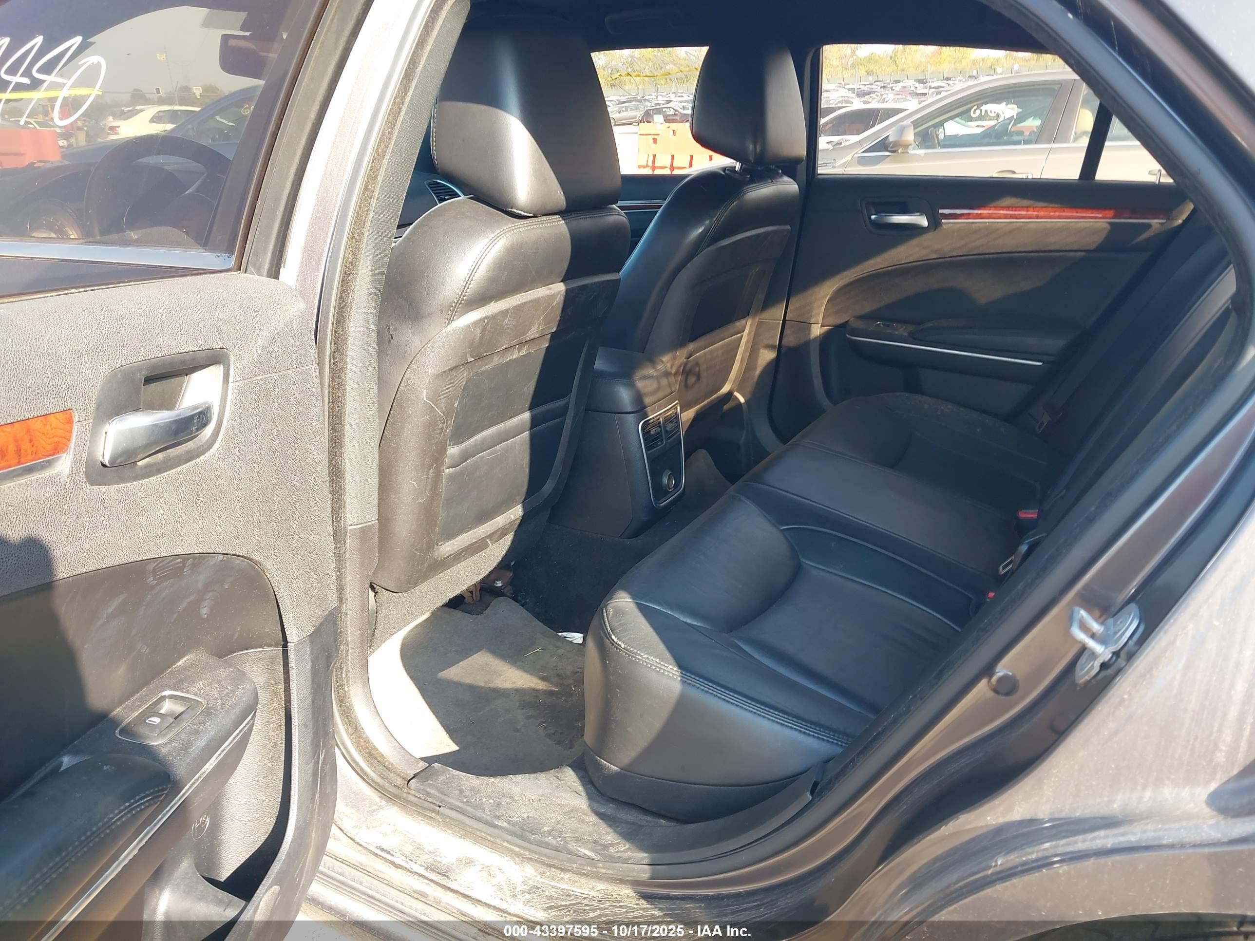 CHRYSLER 300 image 8