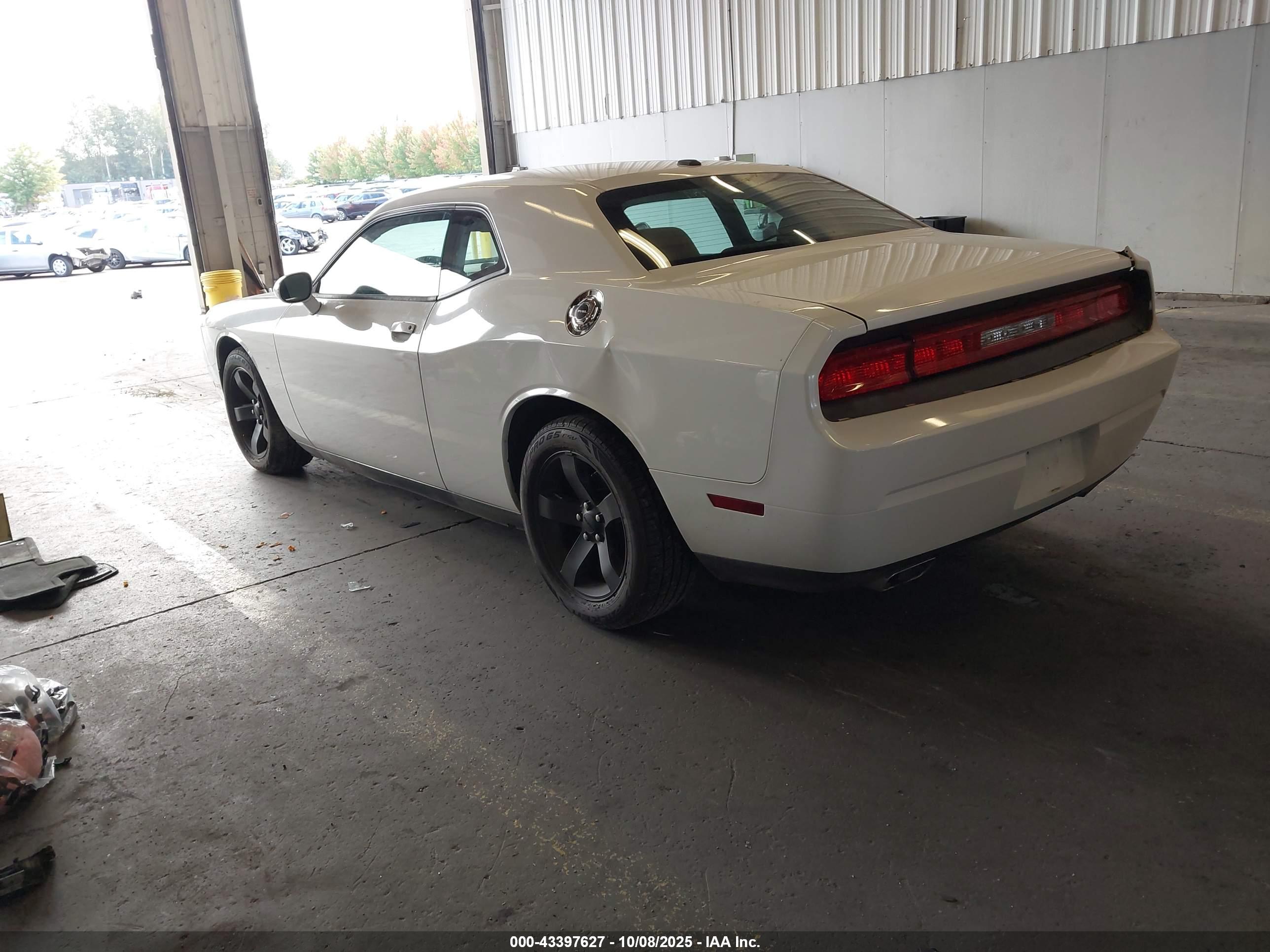 DODGE CHALLENGER image 3