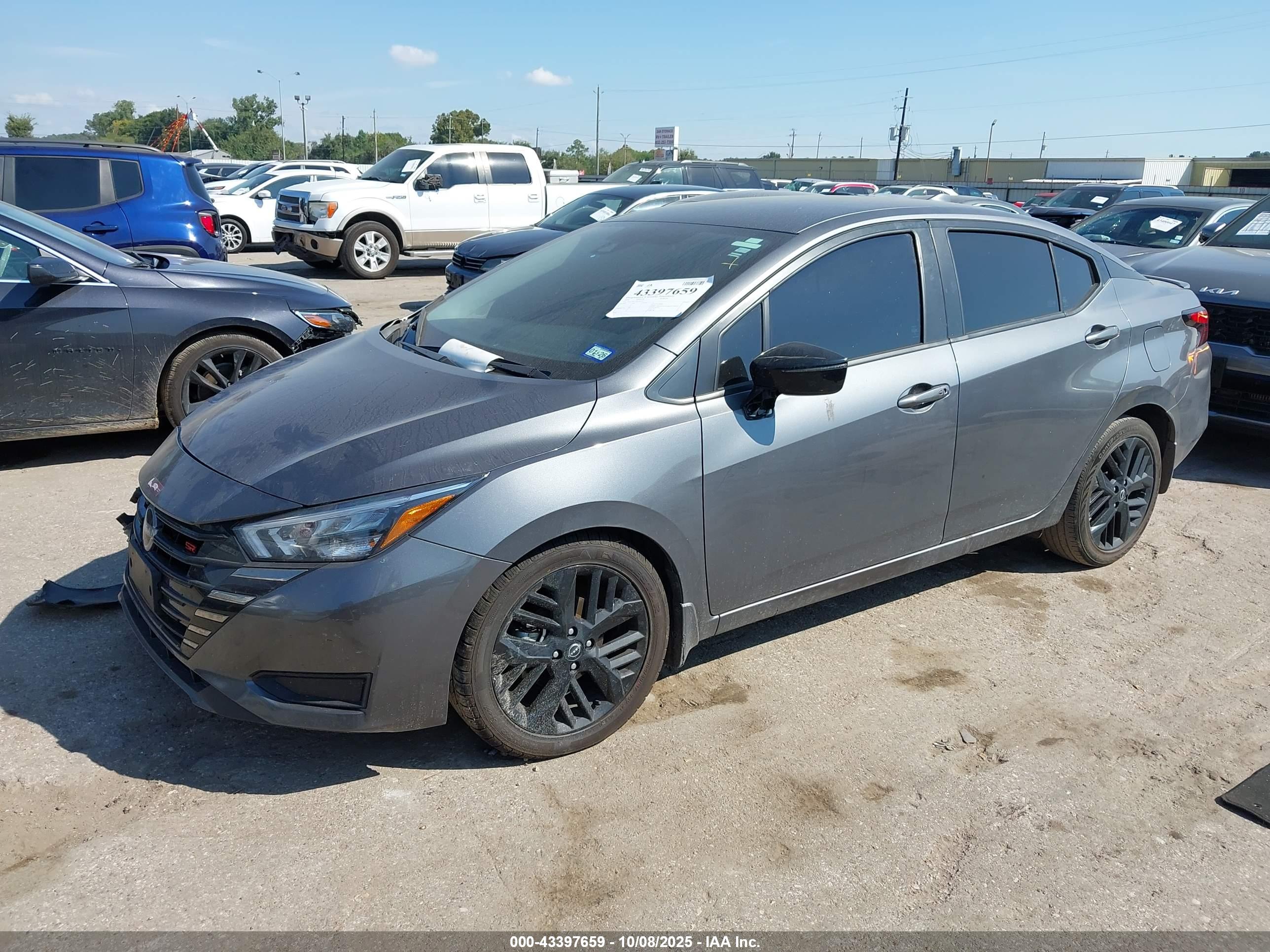 NISSAN VERSA image 2