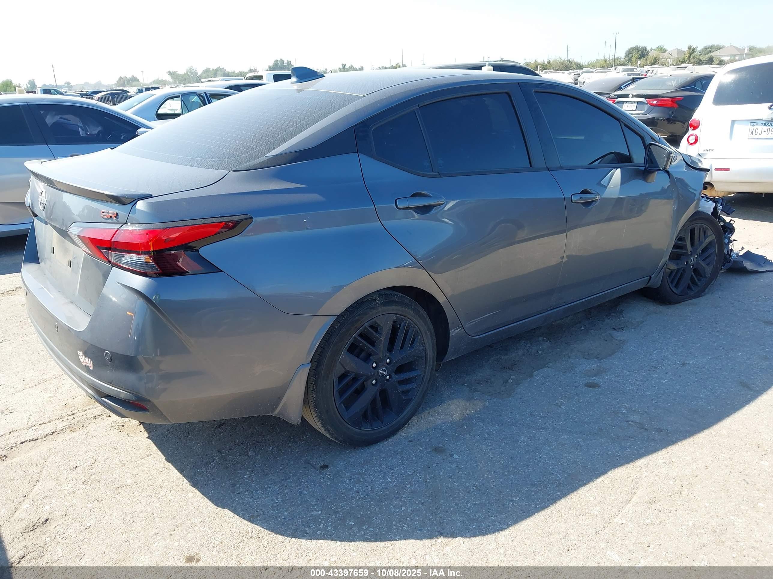NISSAN VERSA image 4