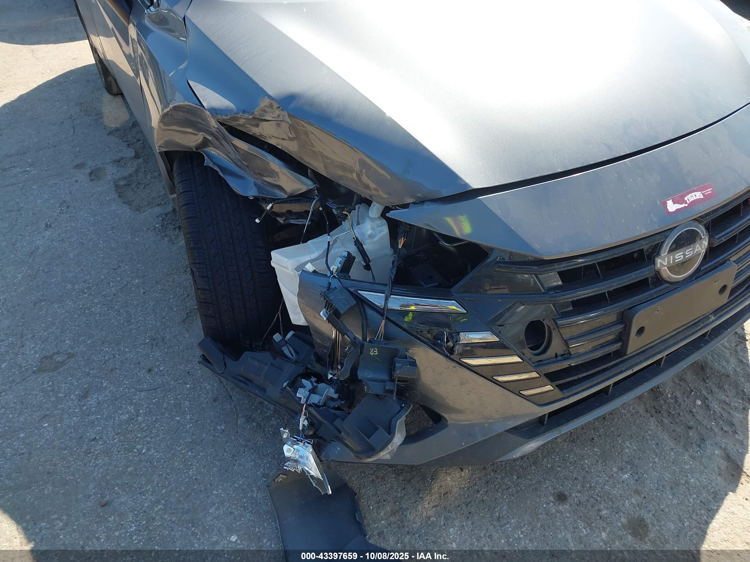 NISSAN VERSA image 6