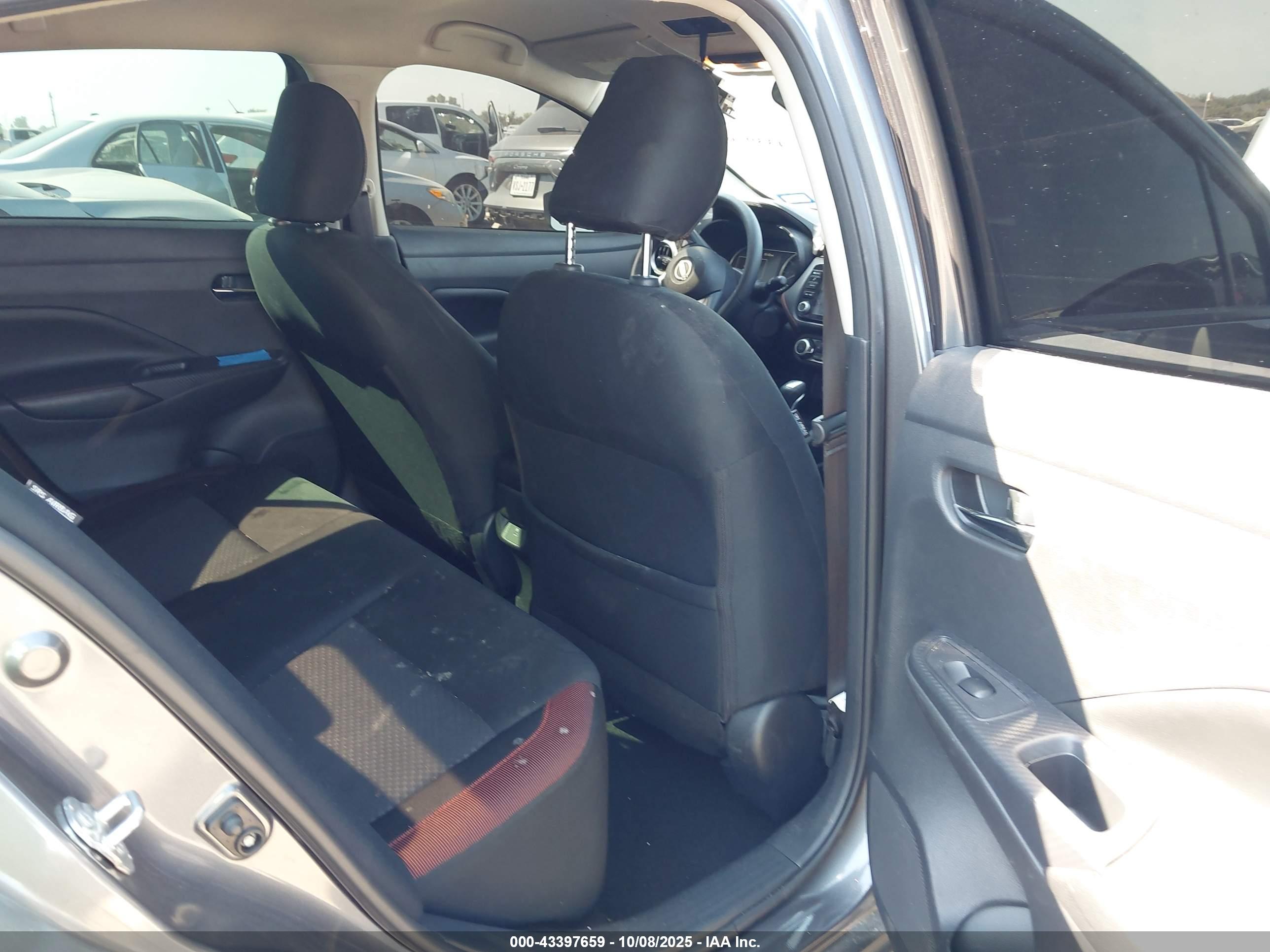 NISSAN VERSA image 8