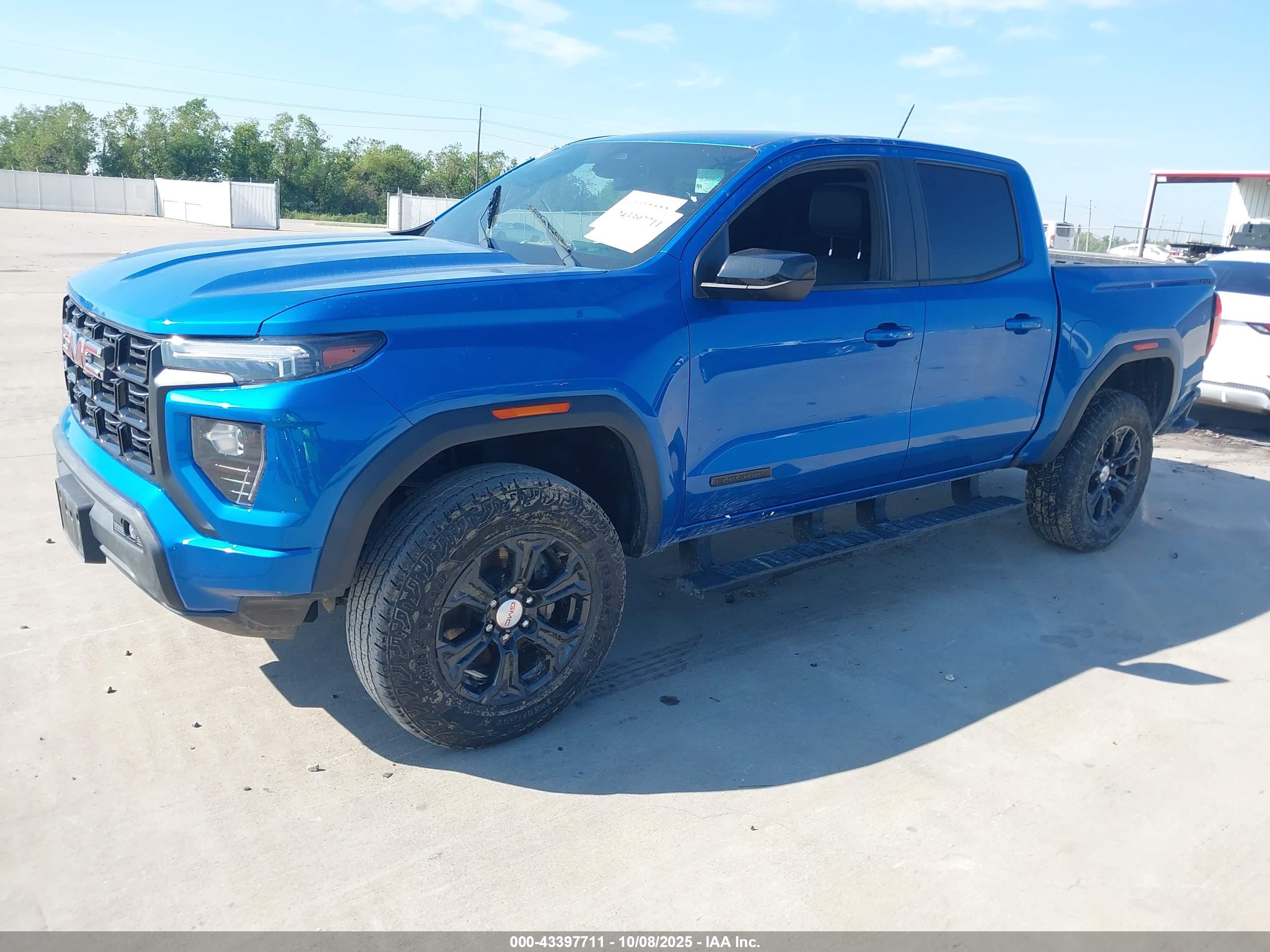 GMC CANYON image 2
