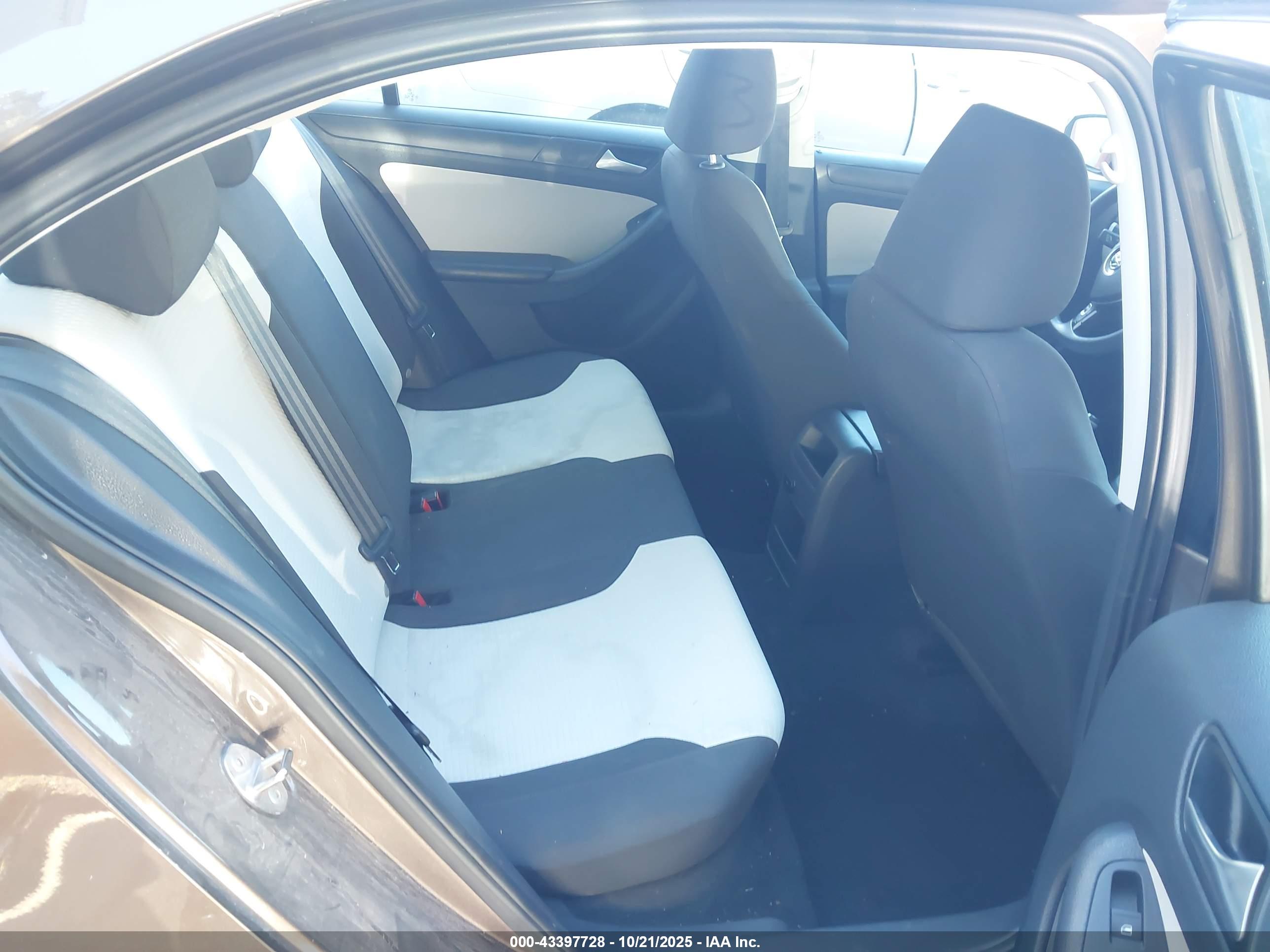 VOLKSWAGEN JETTA image 8