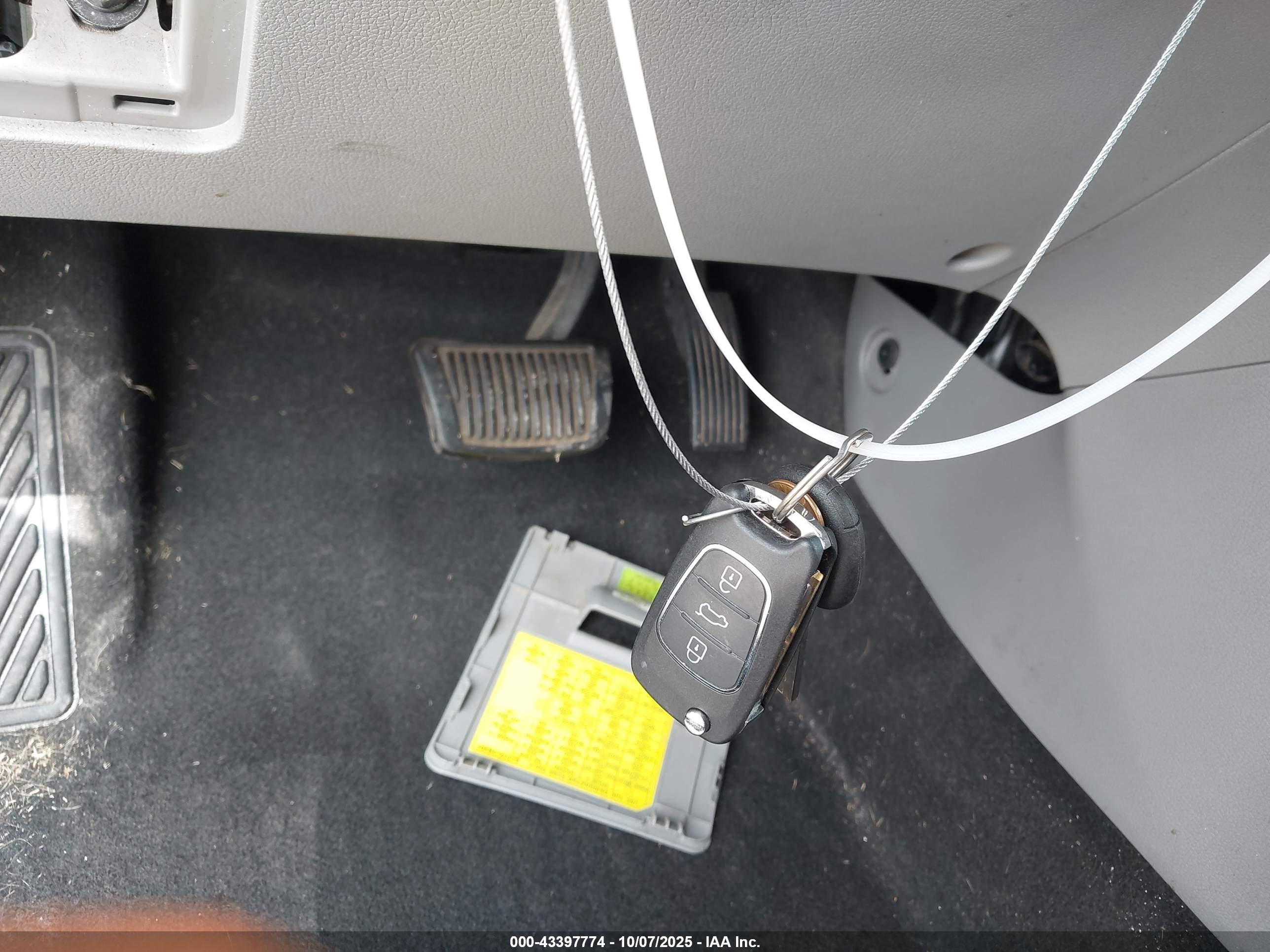 HYUNDAI ACCENT image 11
