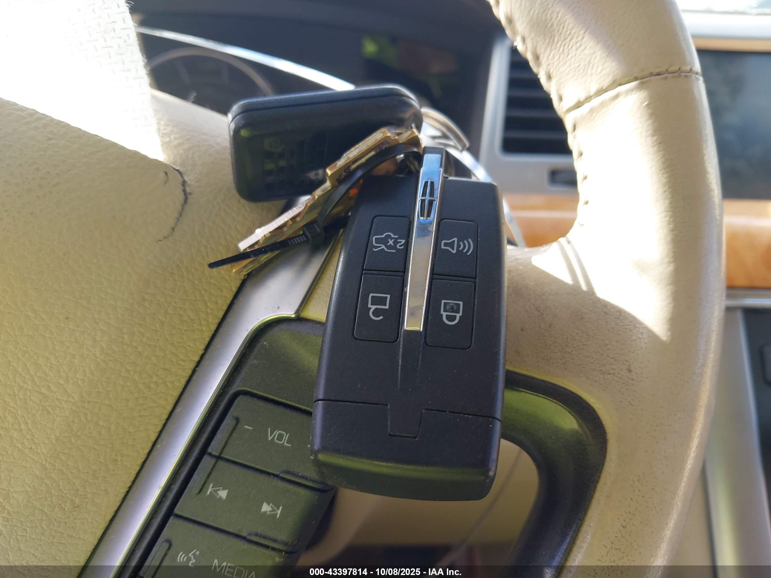 LINCOLN MKS image 11