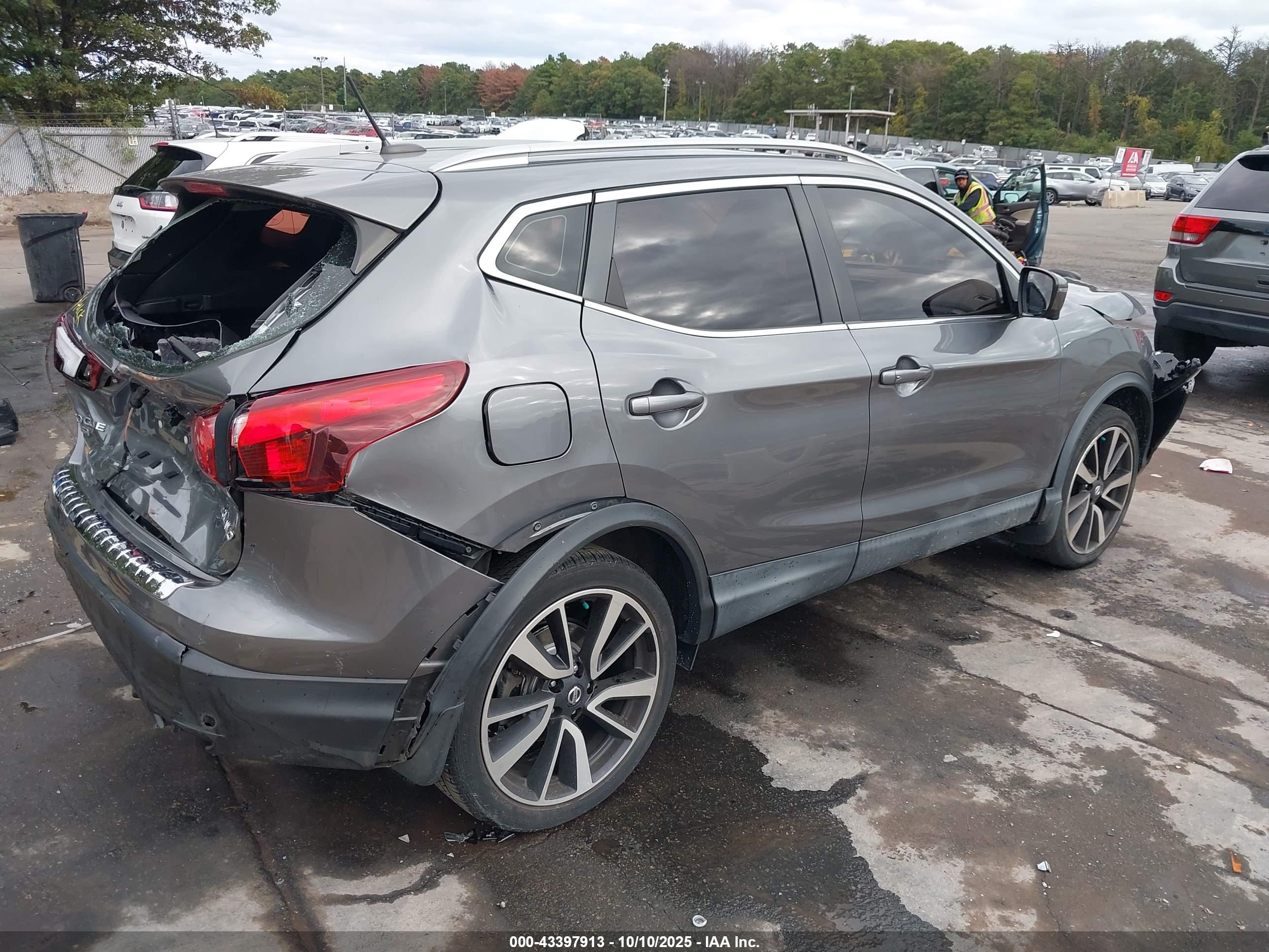 NISSAN ROGUE image 4