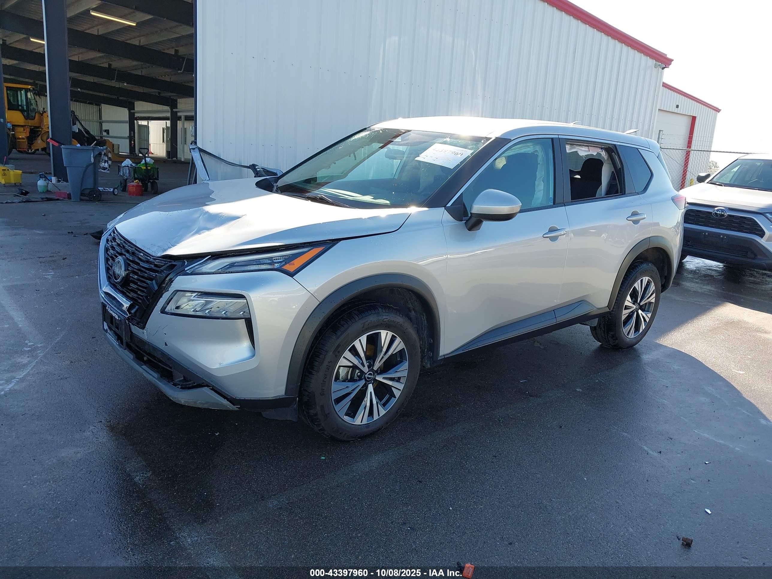 NISSAN ROGUE image 2