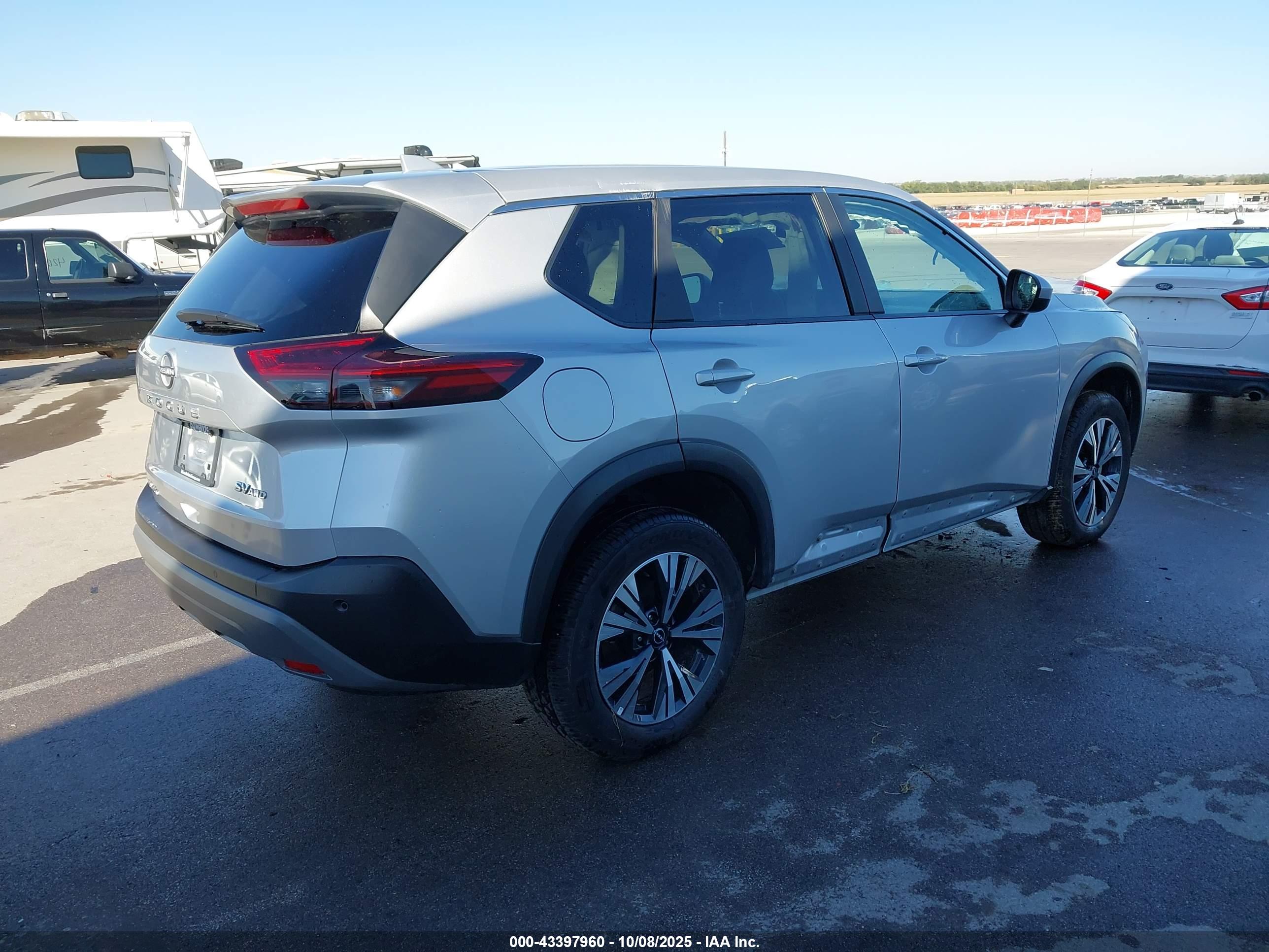 NISSAN ROGUE image 4