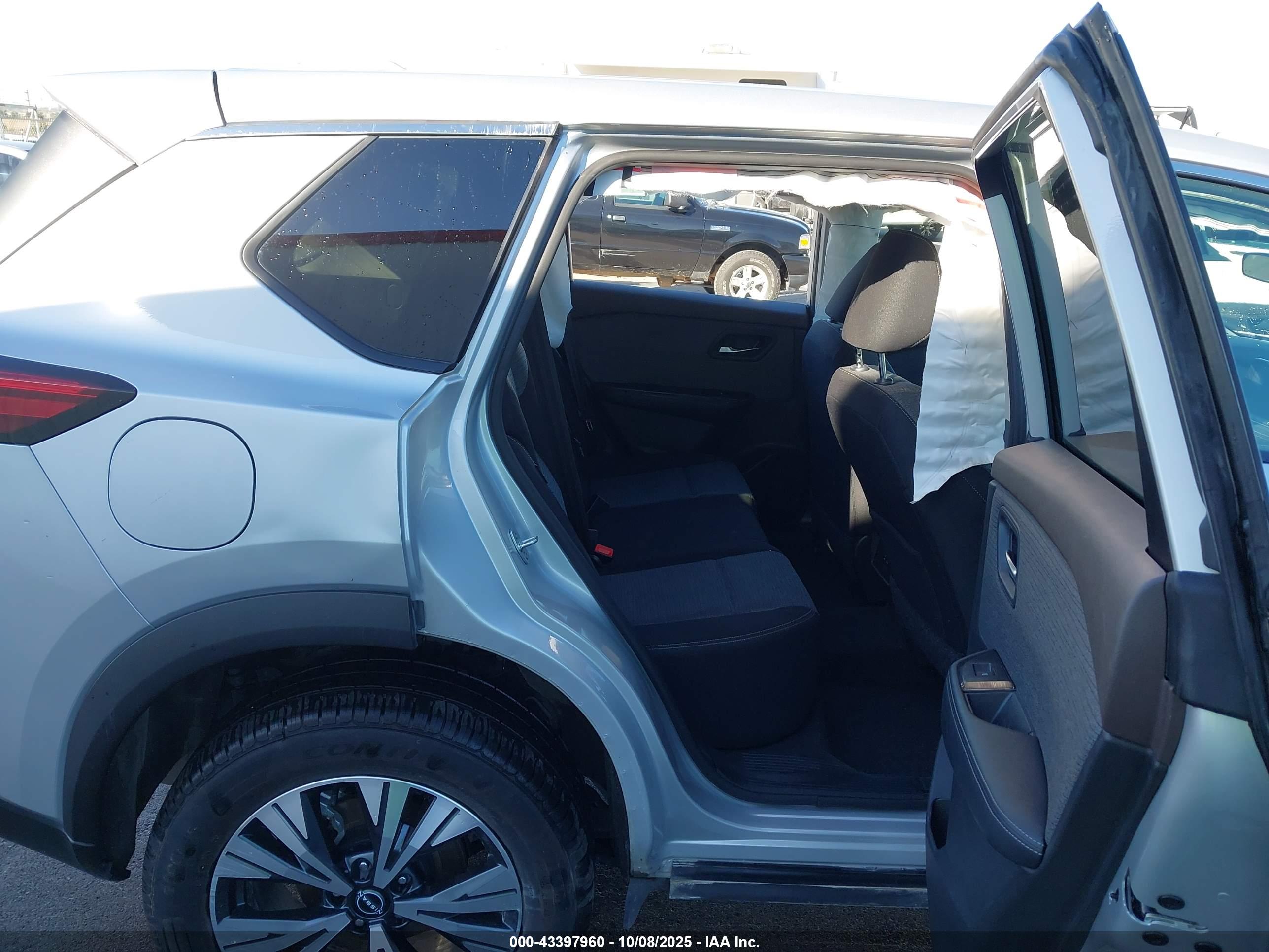 NISSAN ROGUE image 8