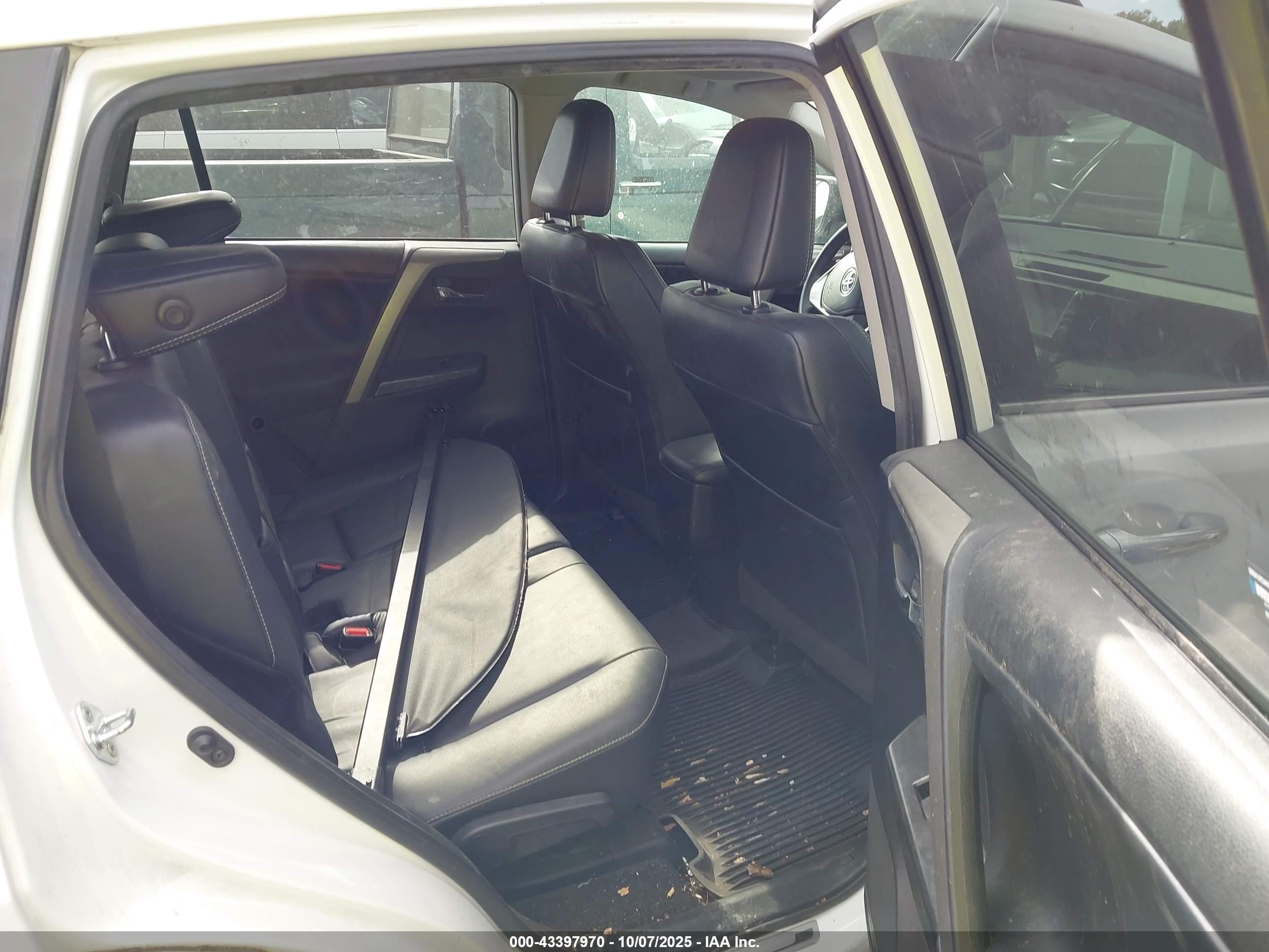 TOYOTA RAV4 image 8