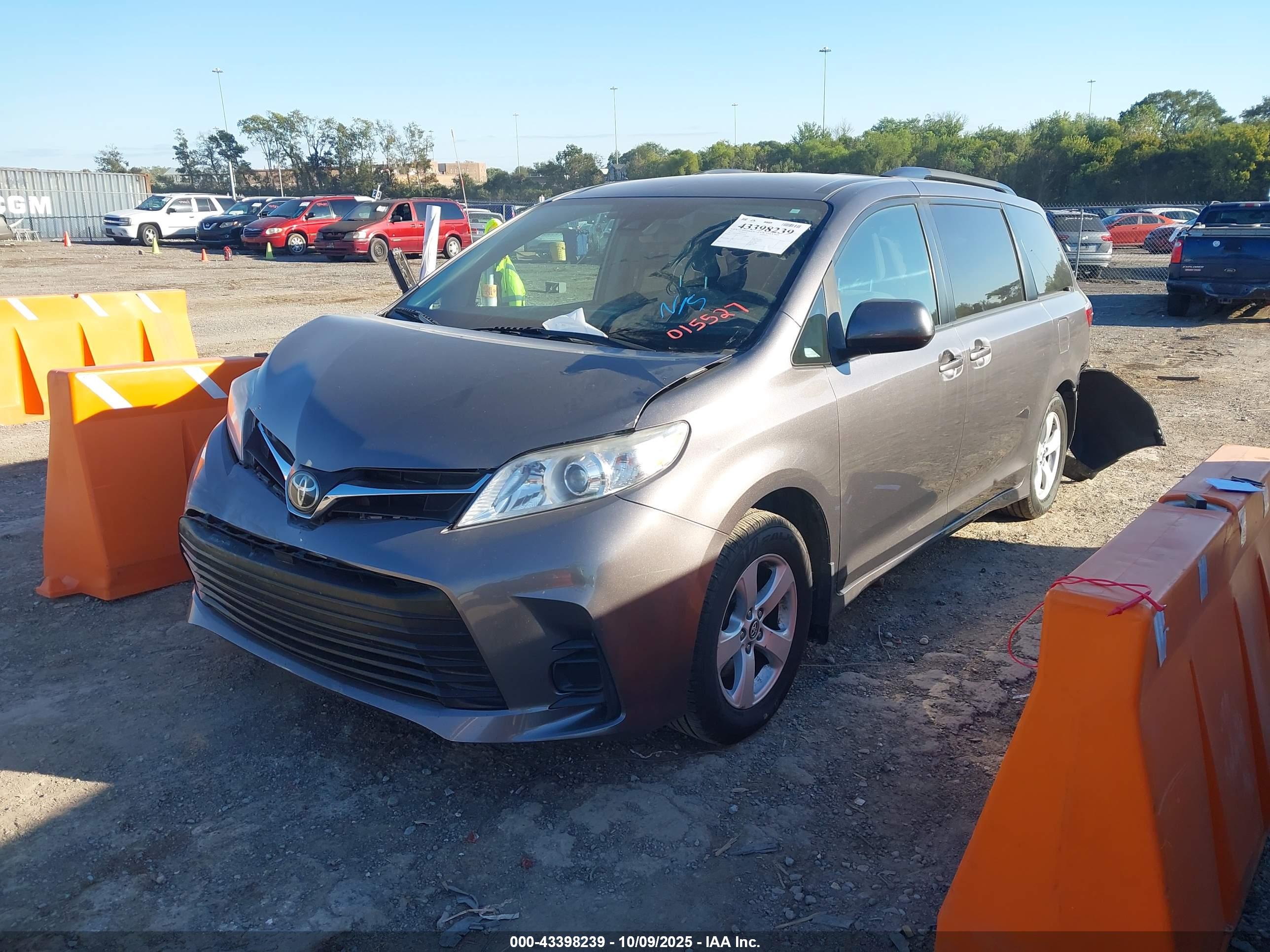 TOYOTA SIENNA image 2