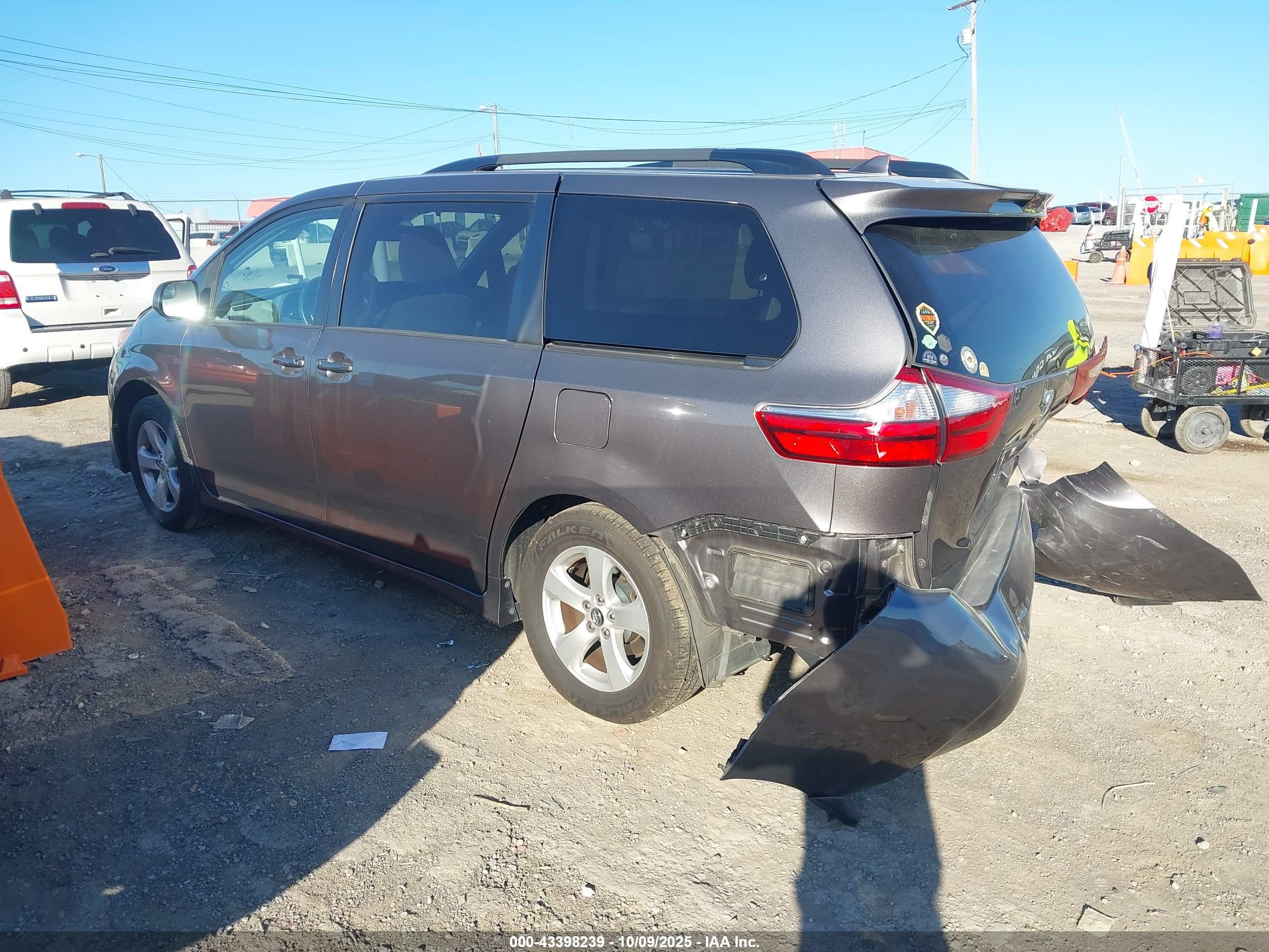 TOYOTA SIENNA image 3
