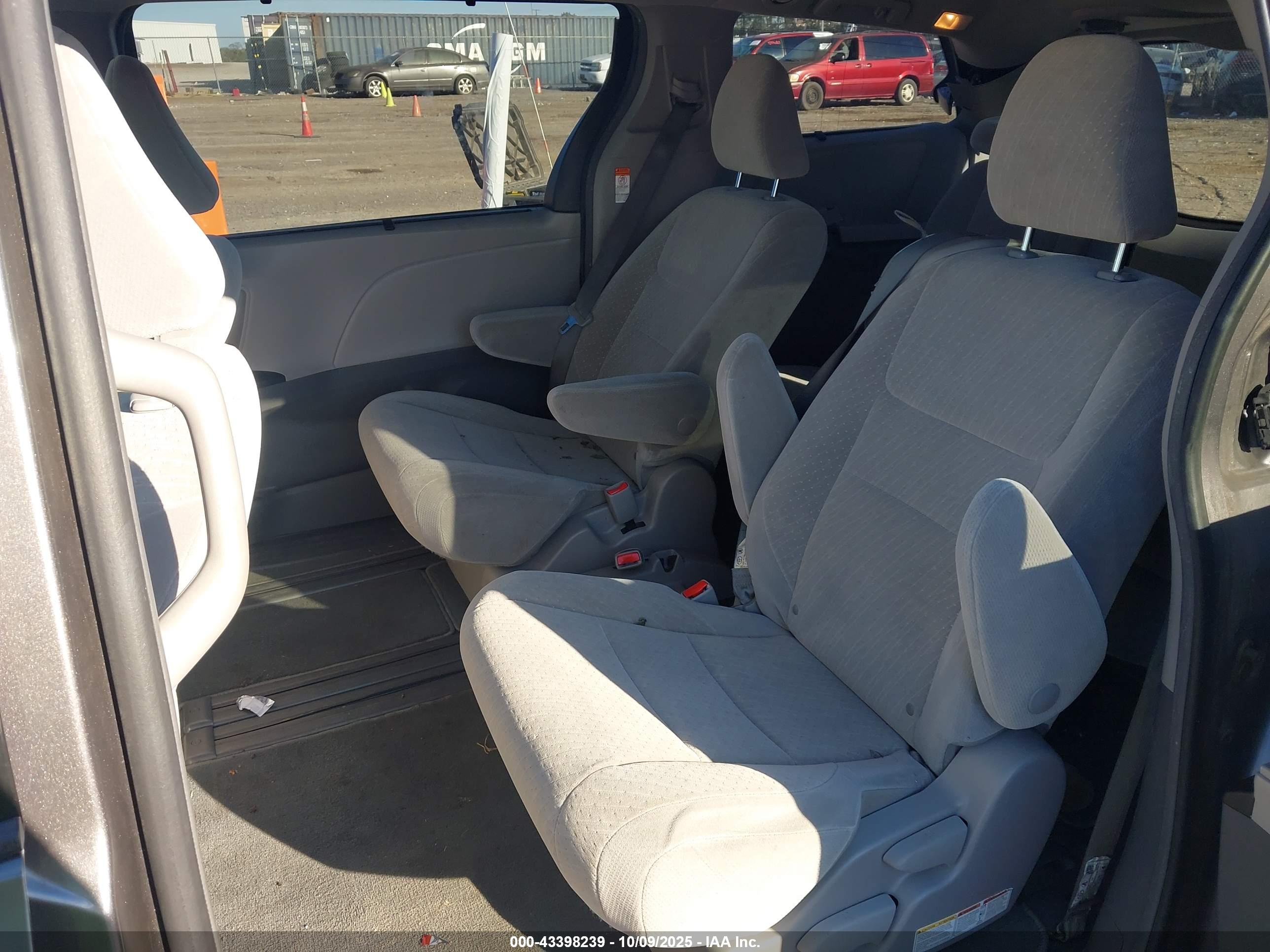 TOYOTA SIENNA image 8
