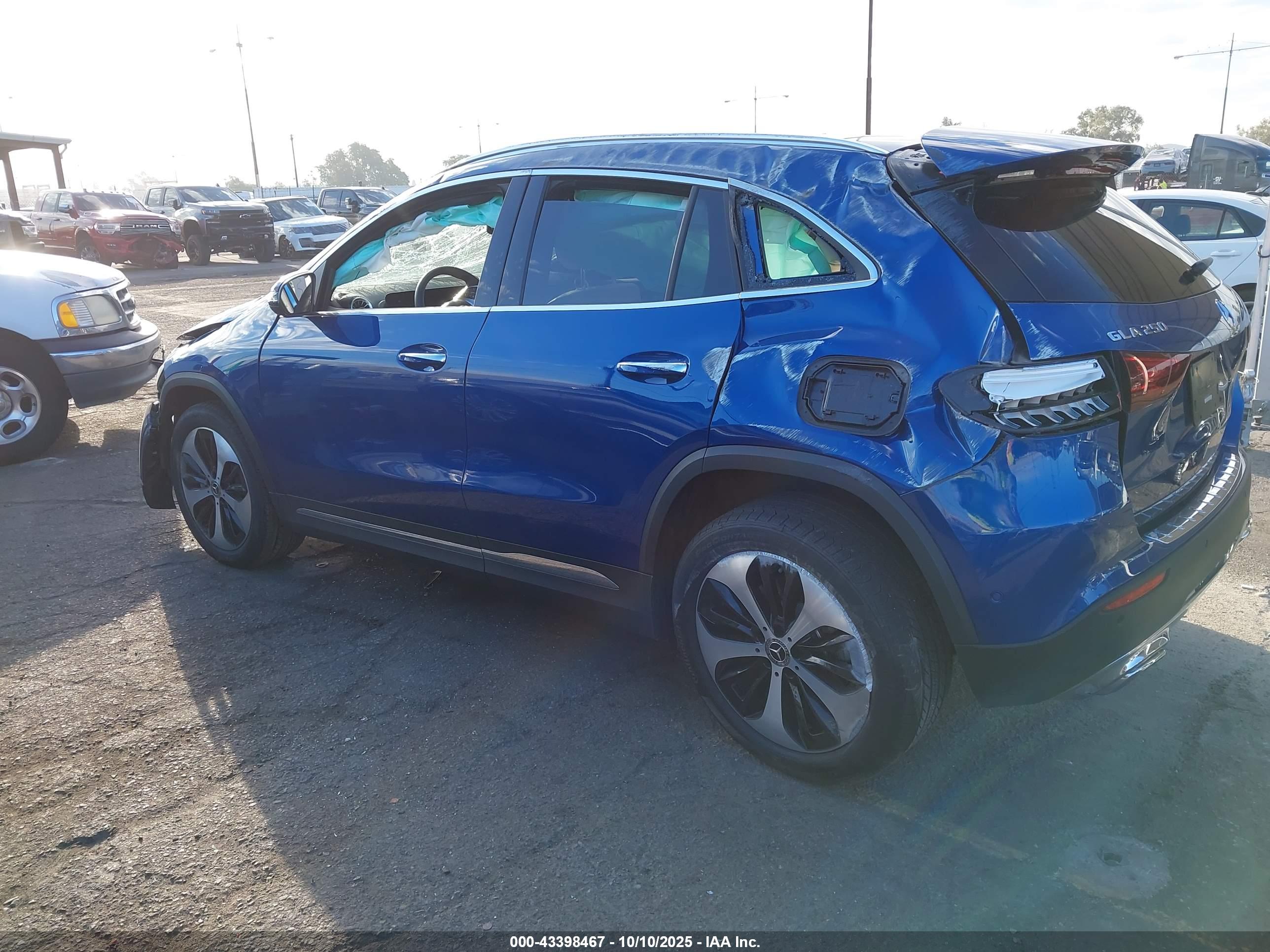 MERCEDES-BENZ GLA image 3