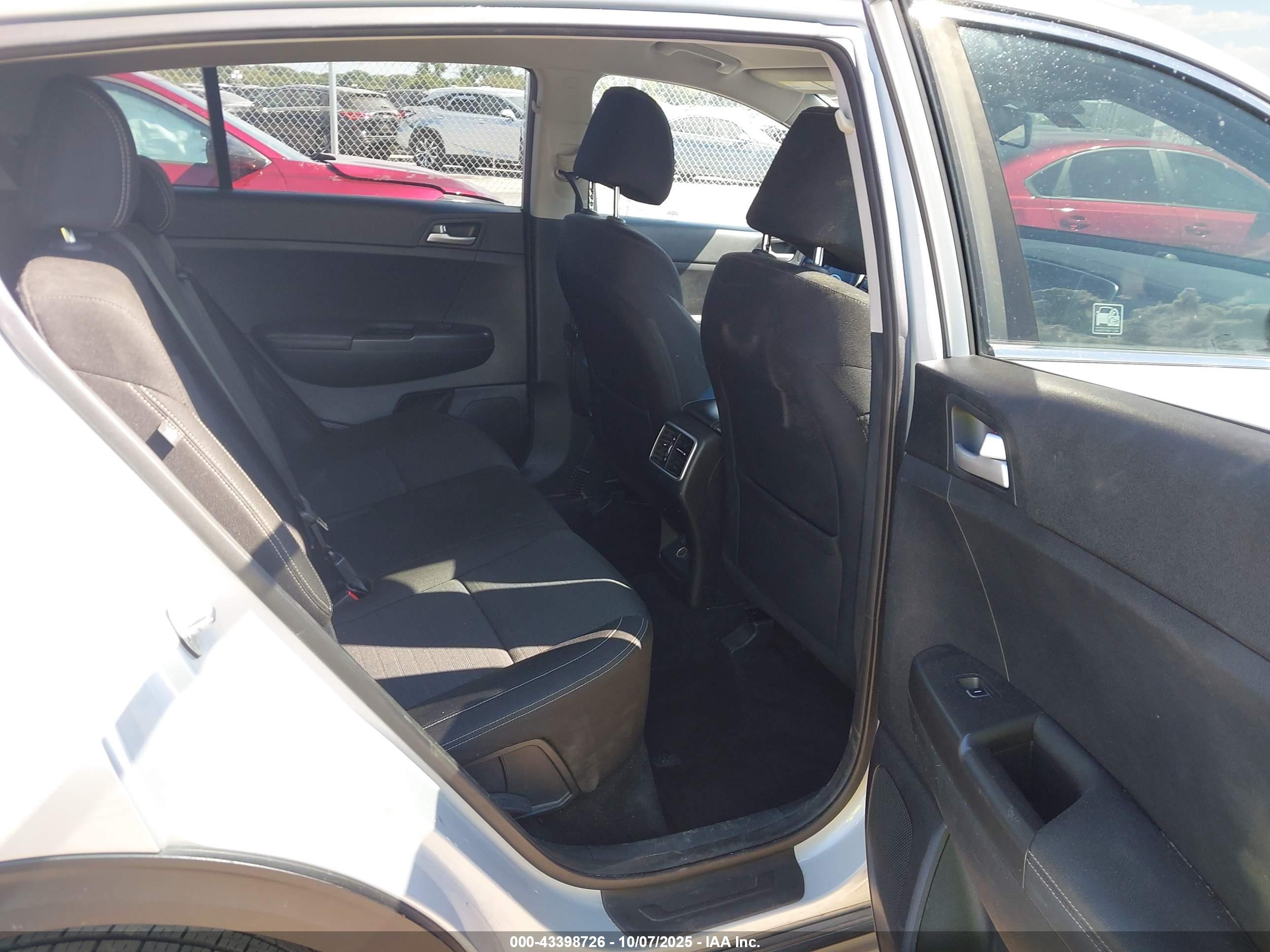 KIA SPORTAGE image 8