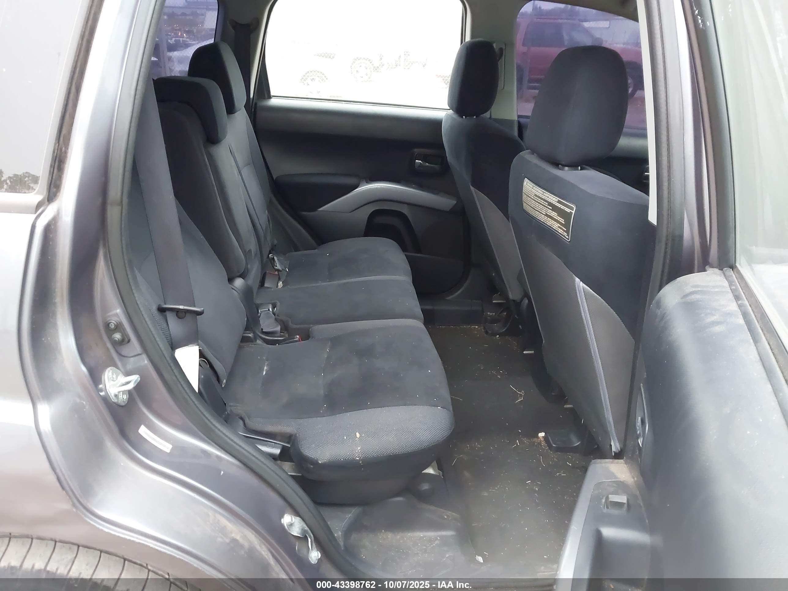 MITSUBISHI OUTLANDER image 8
