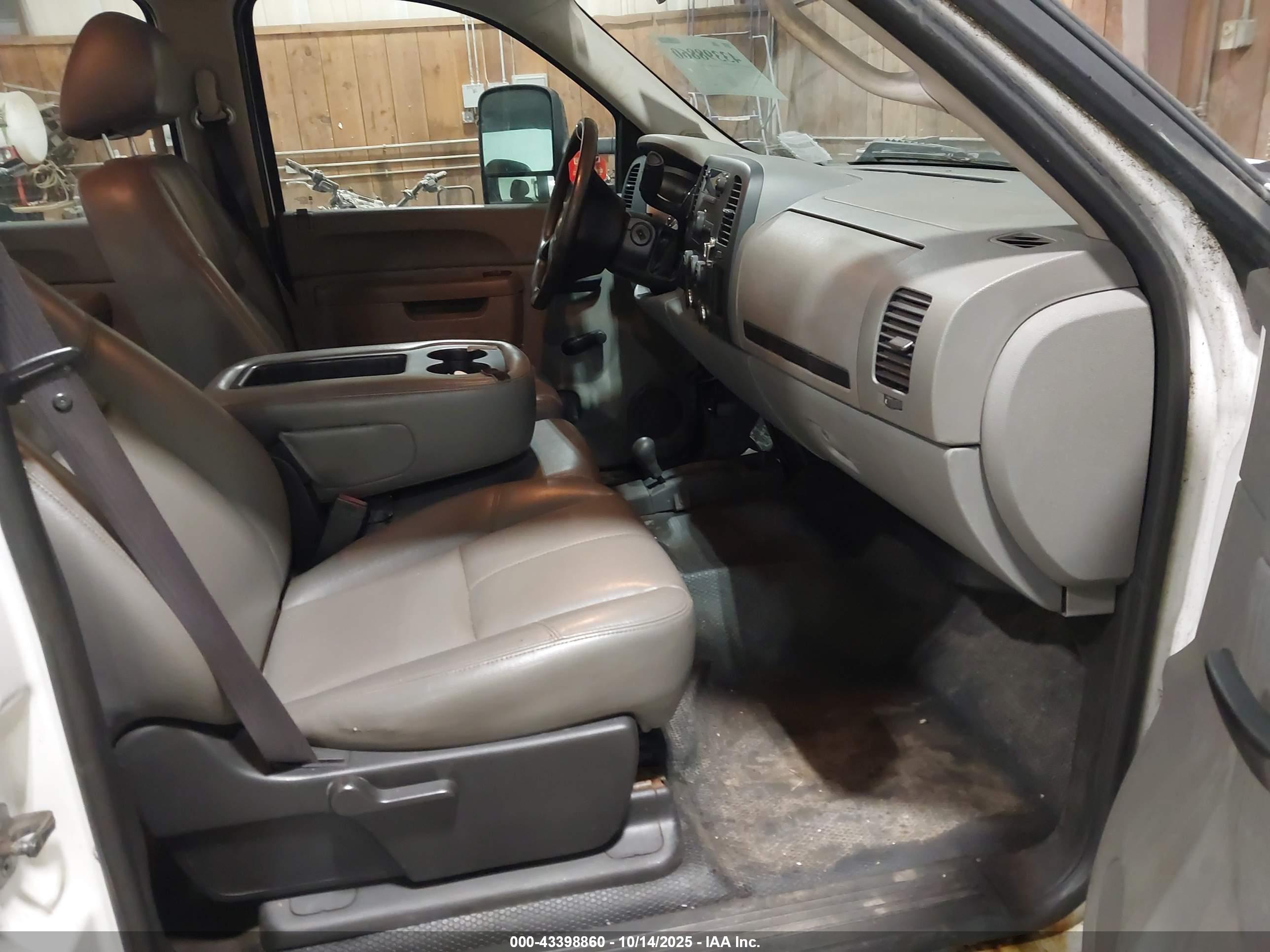 CHEVROLET SILVERADO image 5