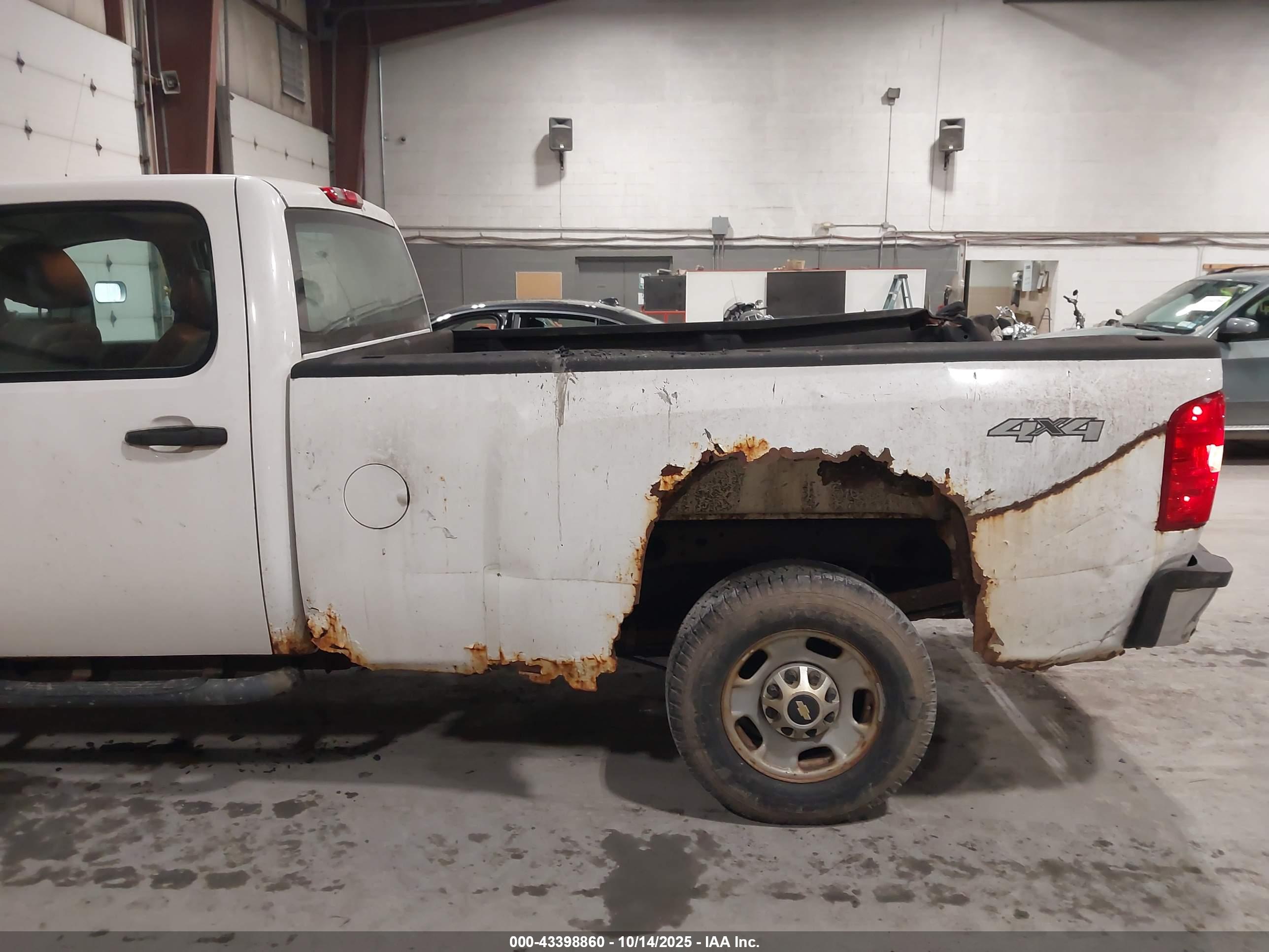 CHEVROLET SILVERADO image 6