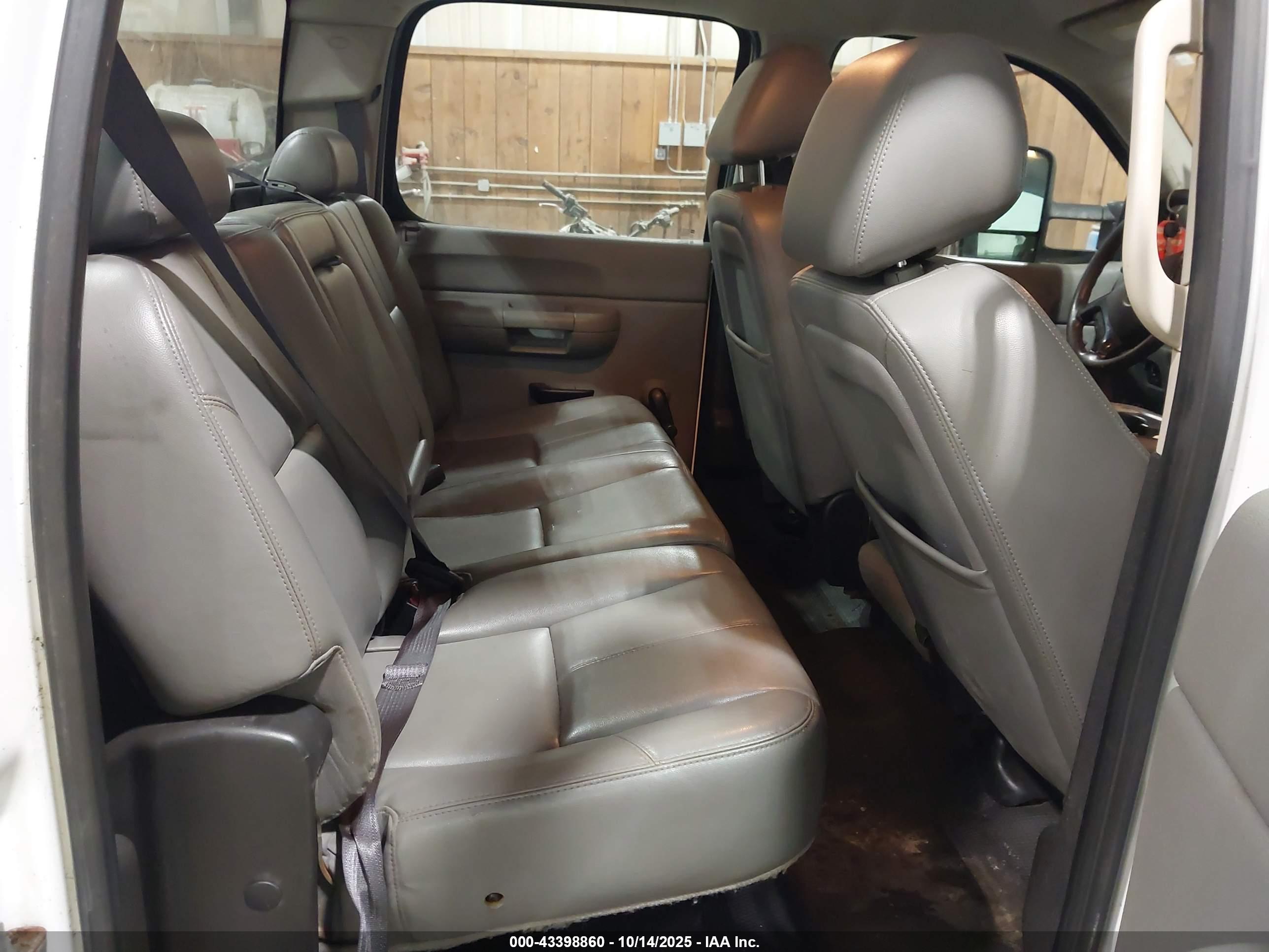 CHEVROLET SILVERADO image 8