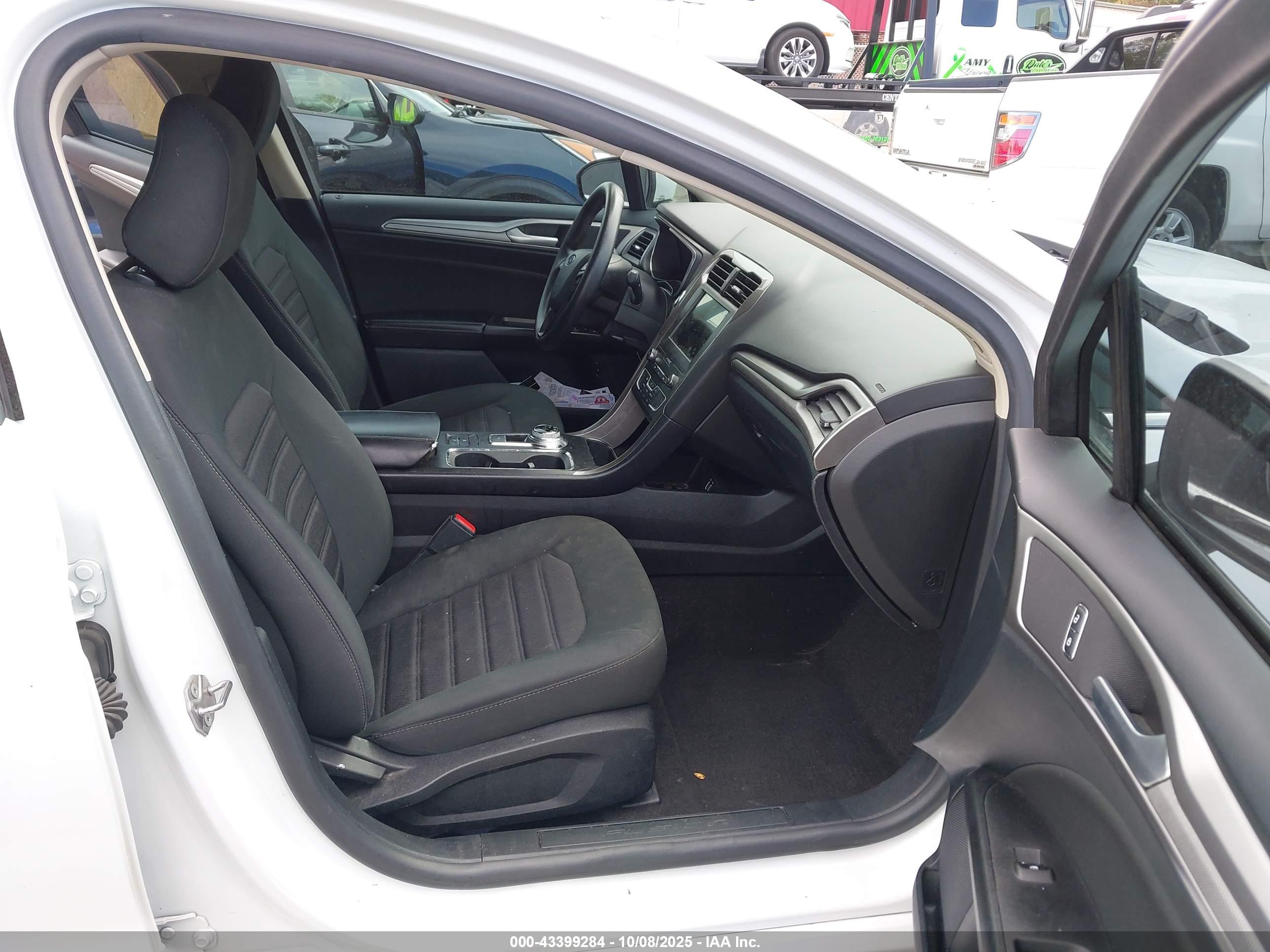 FORD FUSION image 5