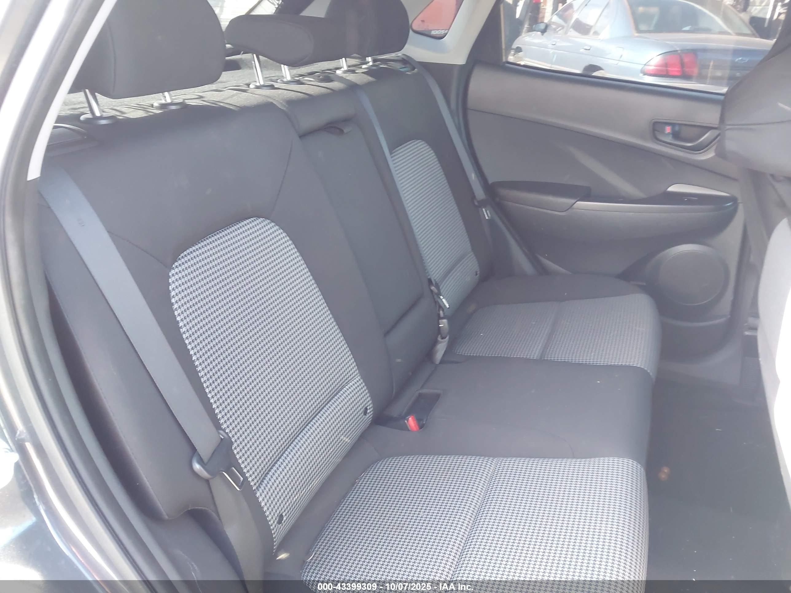 HYUNDAI KONA image 8