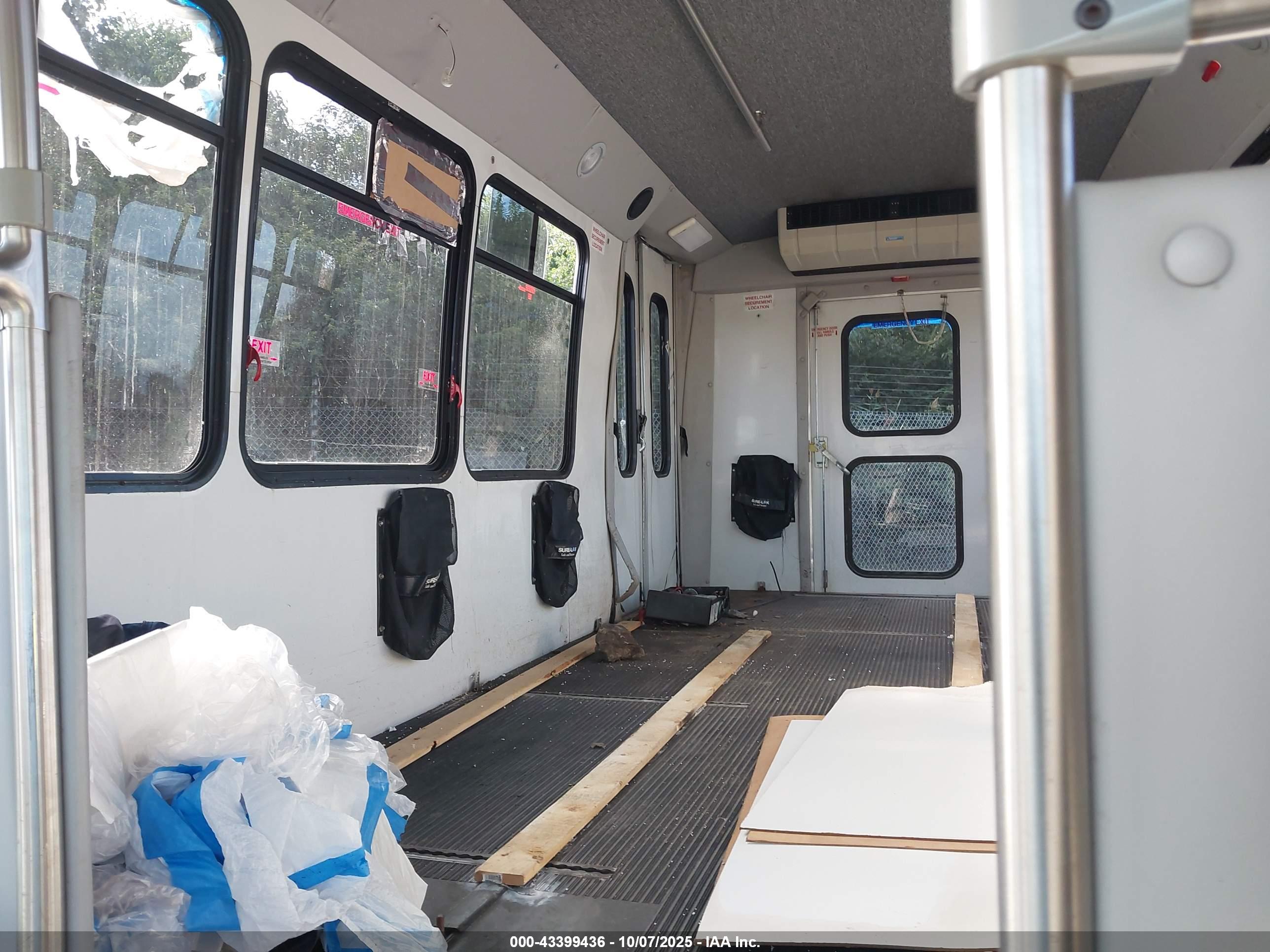 FORD E-450 image 7