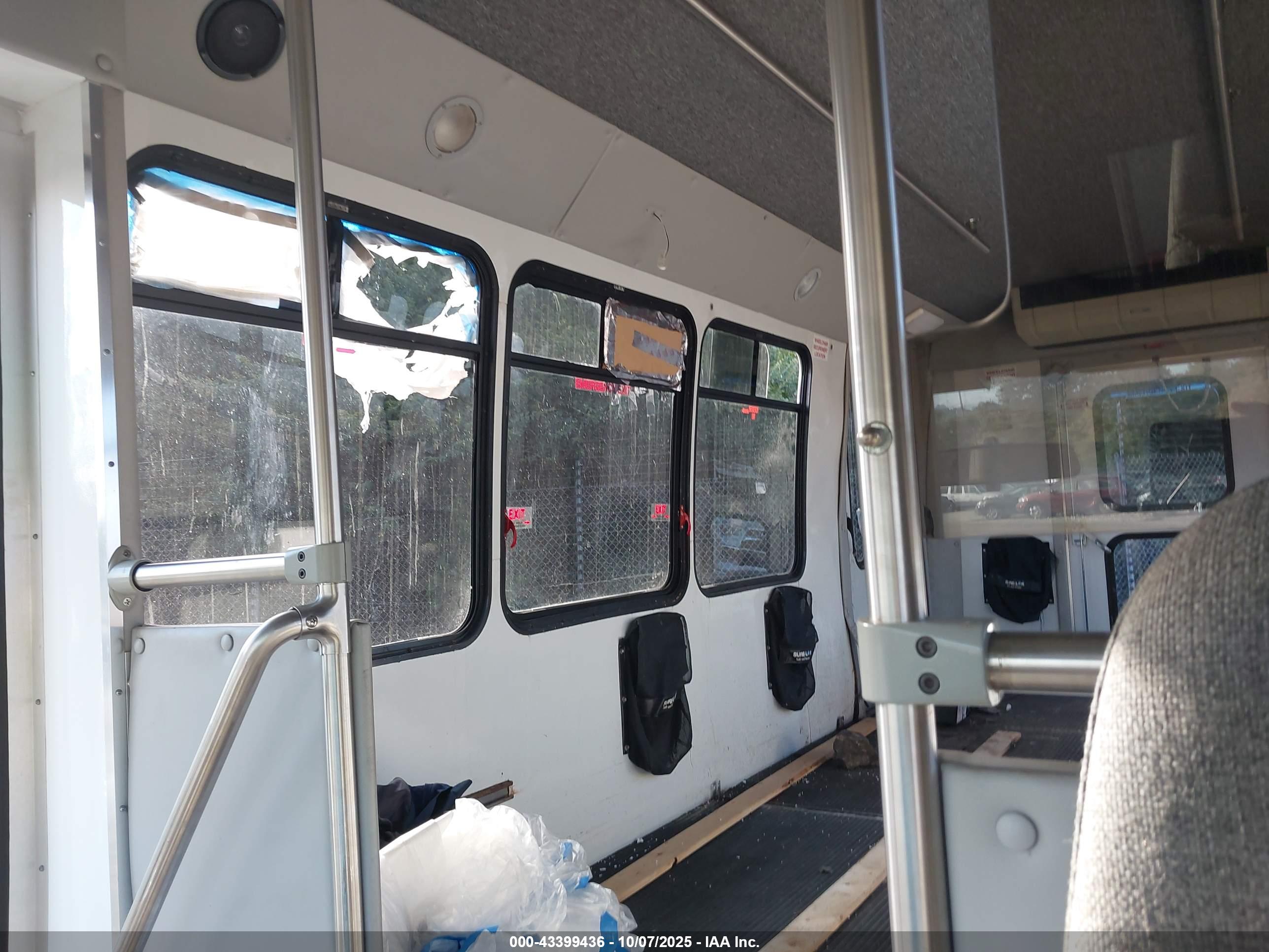 FORD E-450 image 8