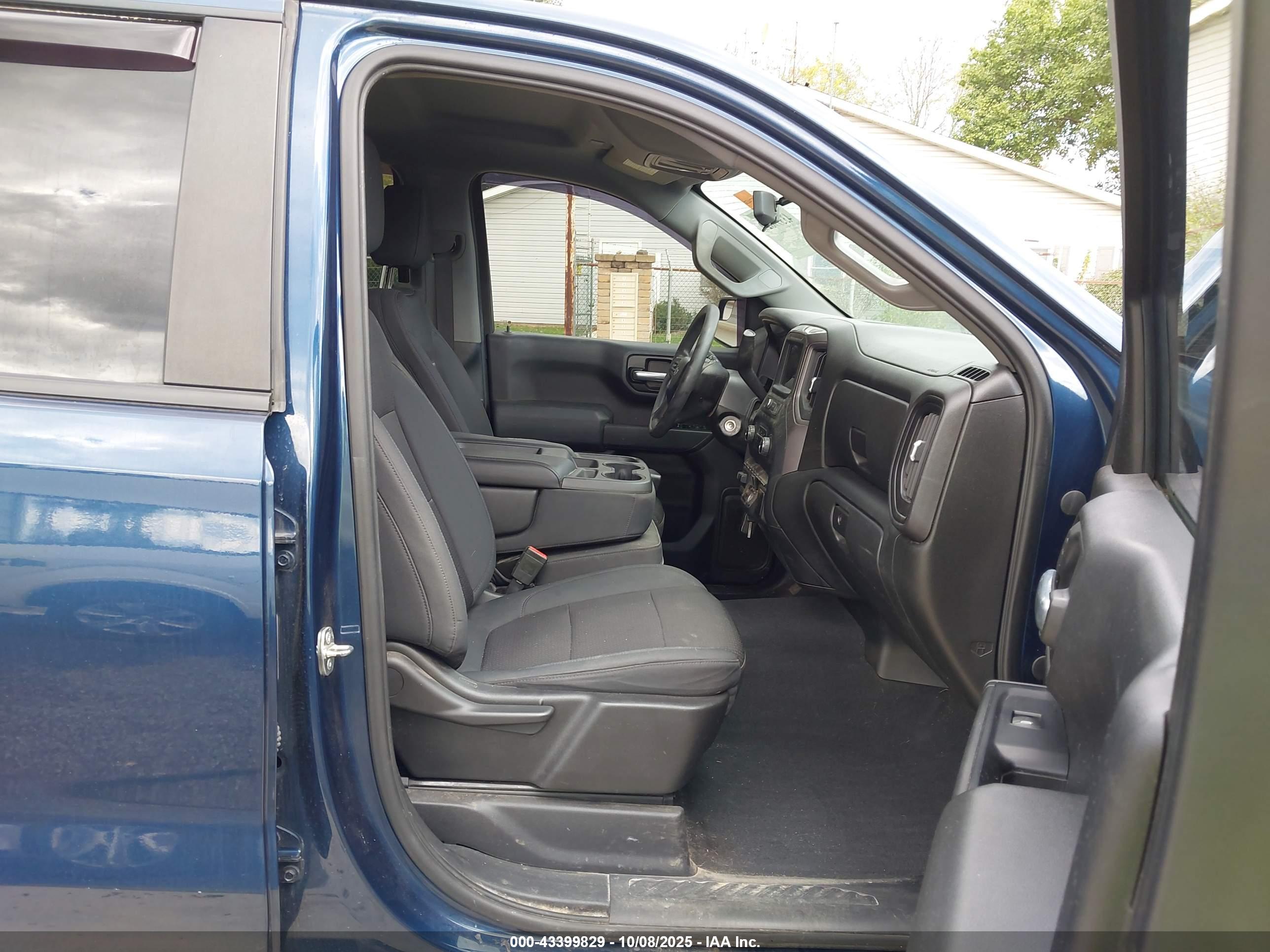 CHEVROLET SILVERADO image 5