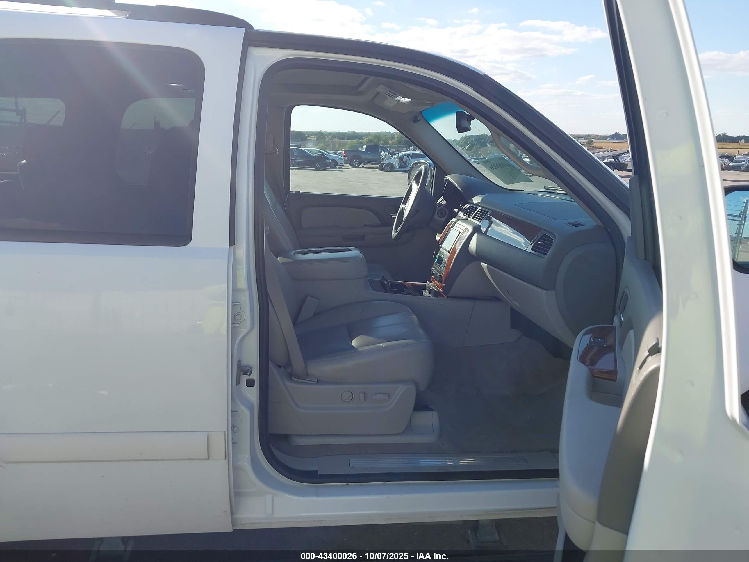 CHEVROLET TAHOE image 5