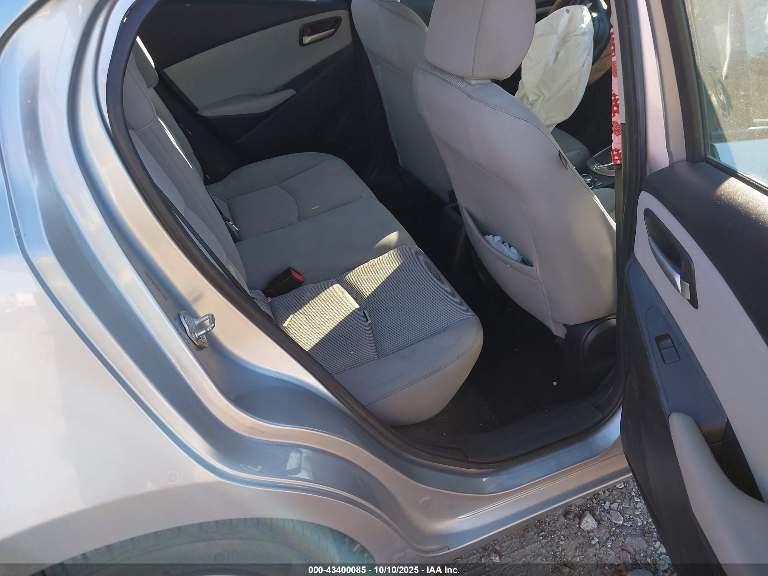 TOYOTA YARIS image 8
