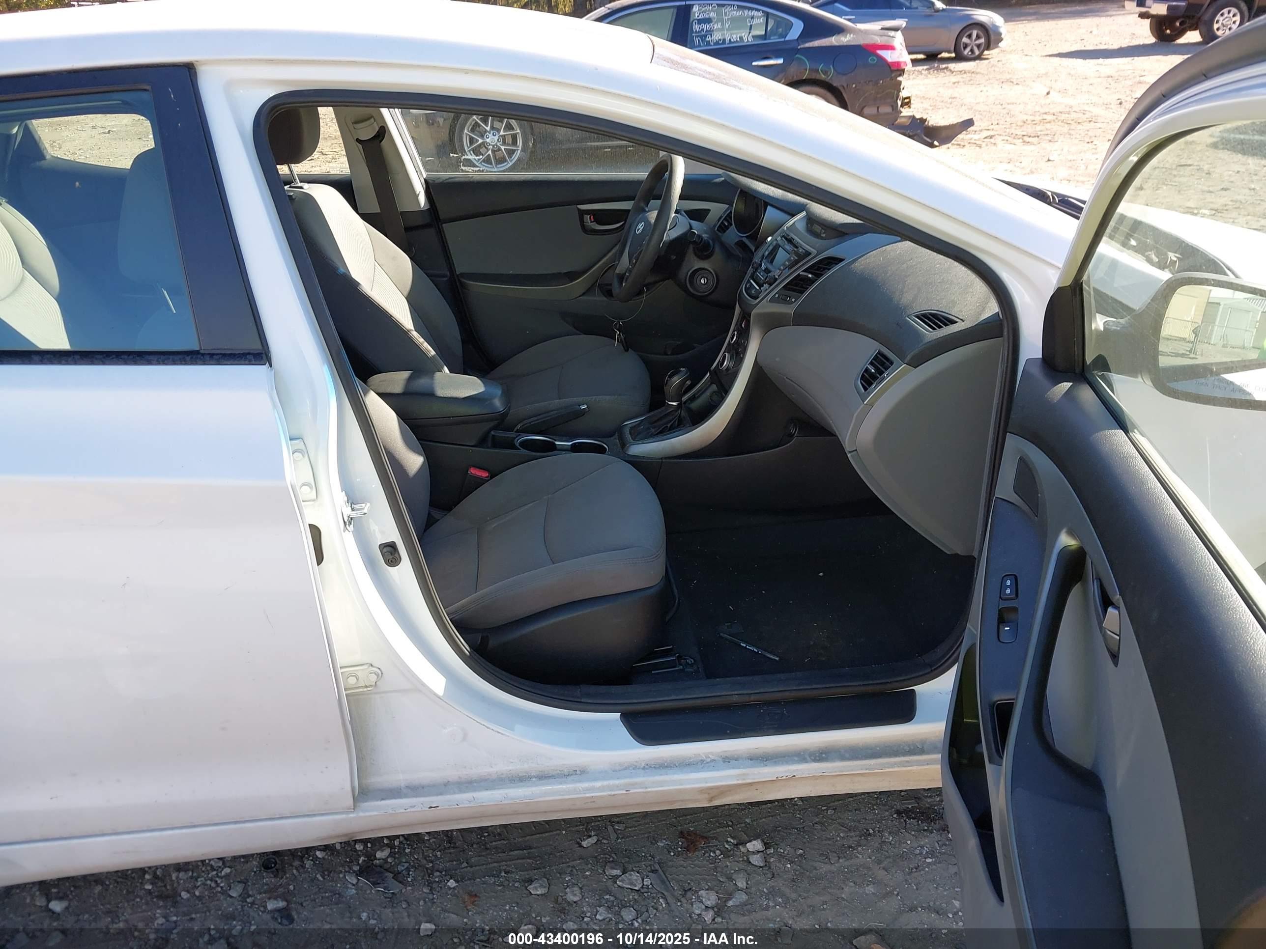 HYUNDAI ELANTRA image 5