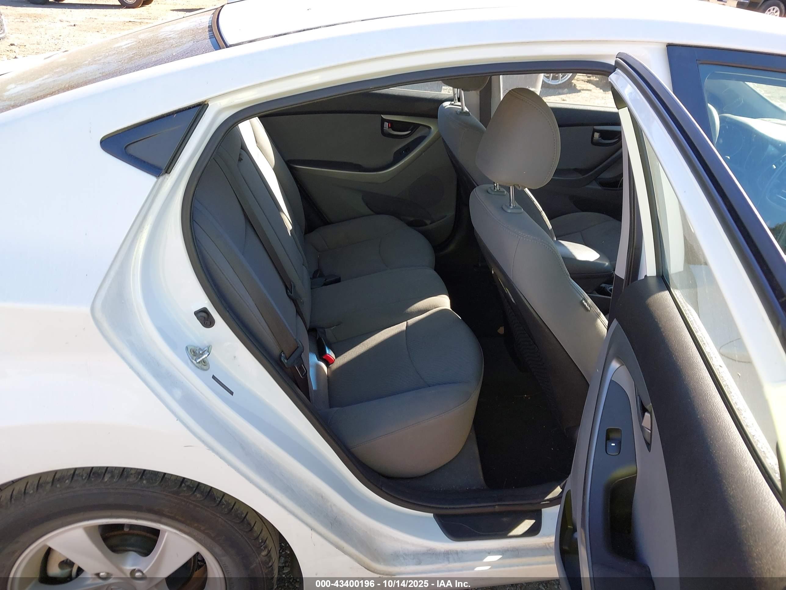 HYUNDAI ELANTRA image 8